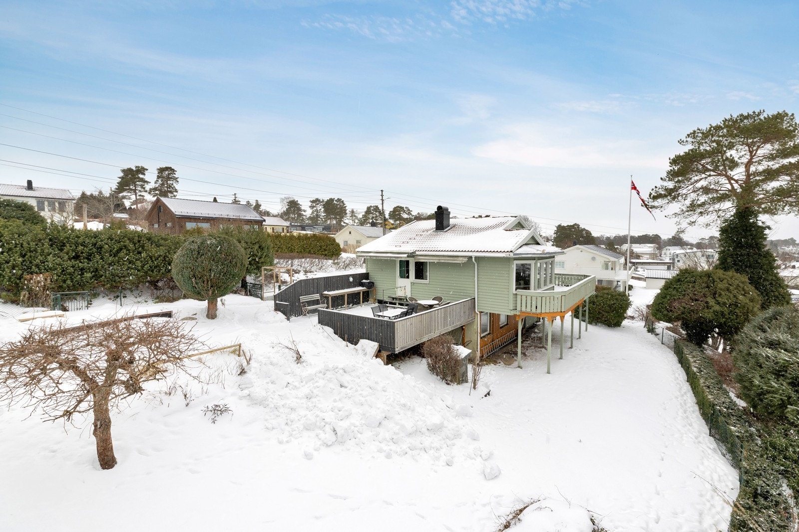 Stor tomt og pent opparbeidet hage. Galleribilde