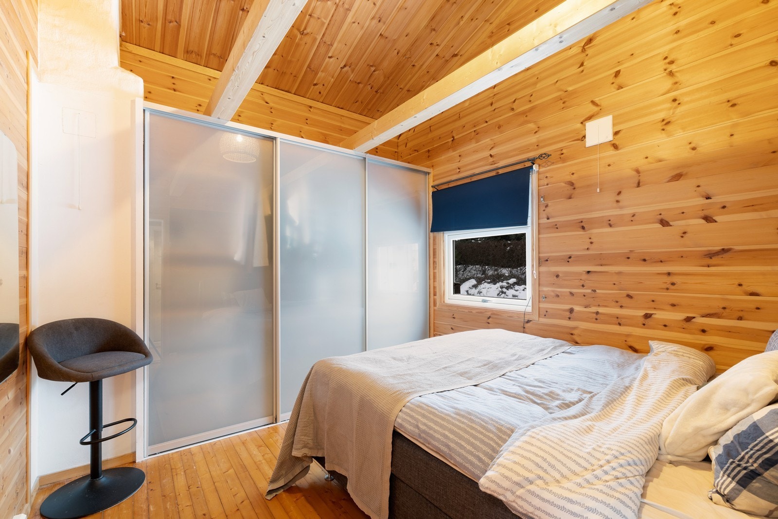 Hovedsoverom er innredet med garderobeskap, er romslig og med høy himling som gir en god romfølelse. Galleribilde