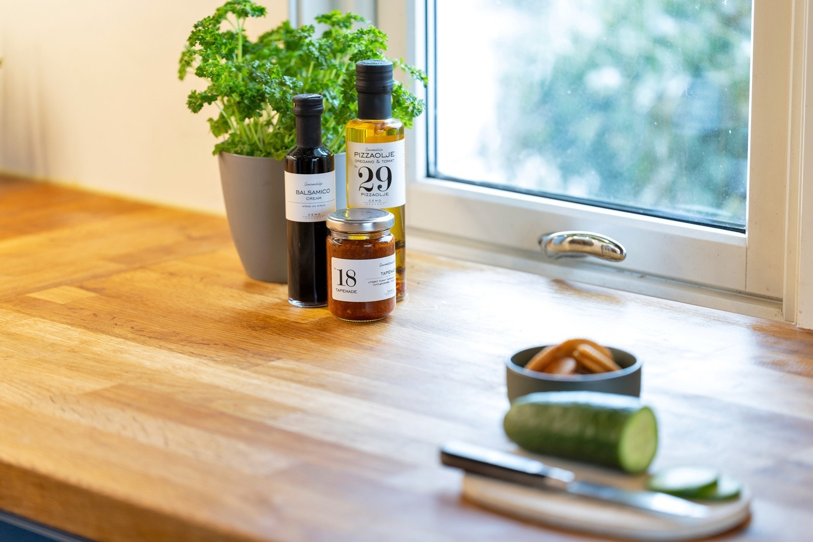 Benkeplate i oljet tre. Galleribilde