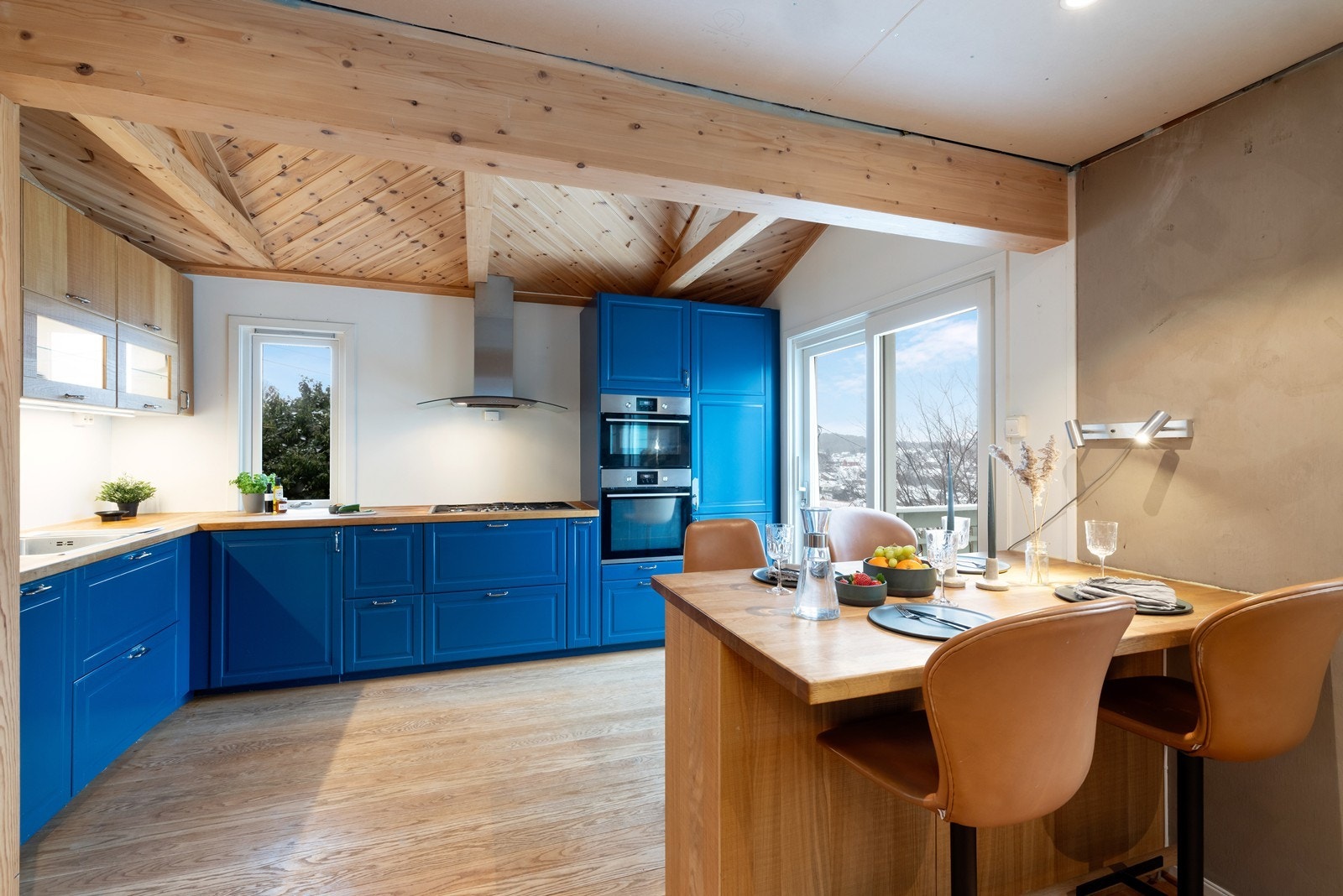 Kjøkkenøy fungerer som en hyggelig spiseplass. Galleribilde