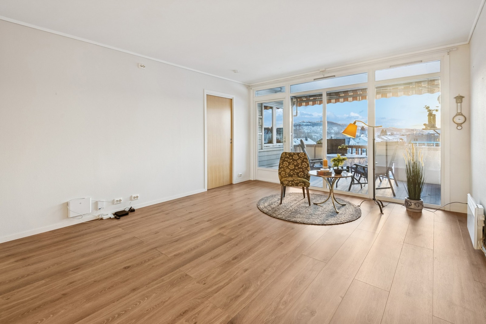 Romslig stue med god plass til sofagruppe Galleribilde