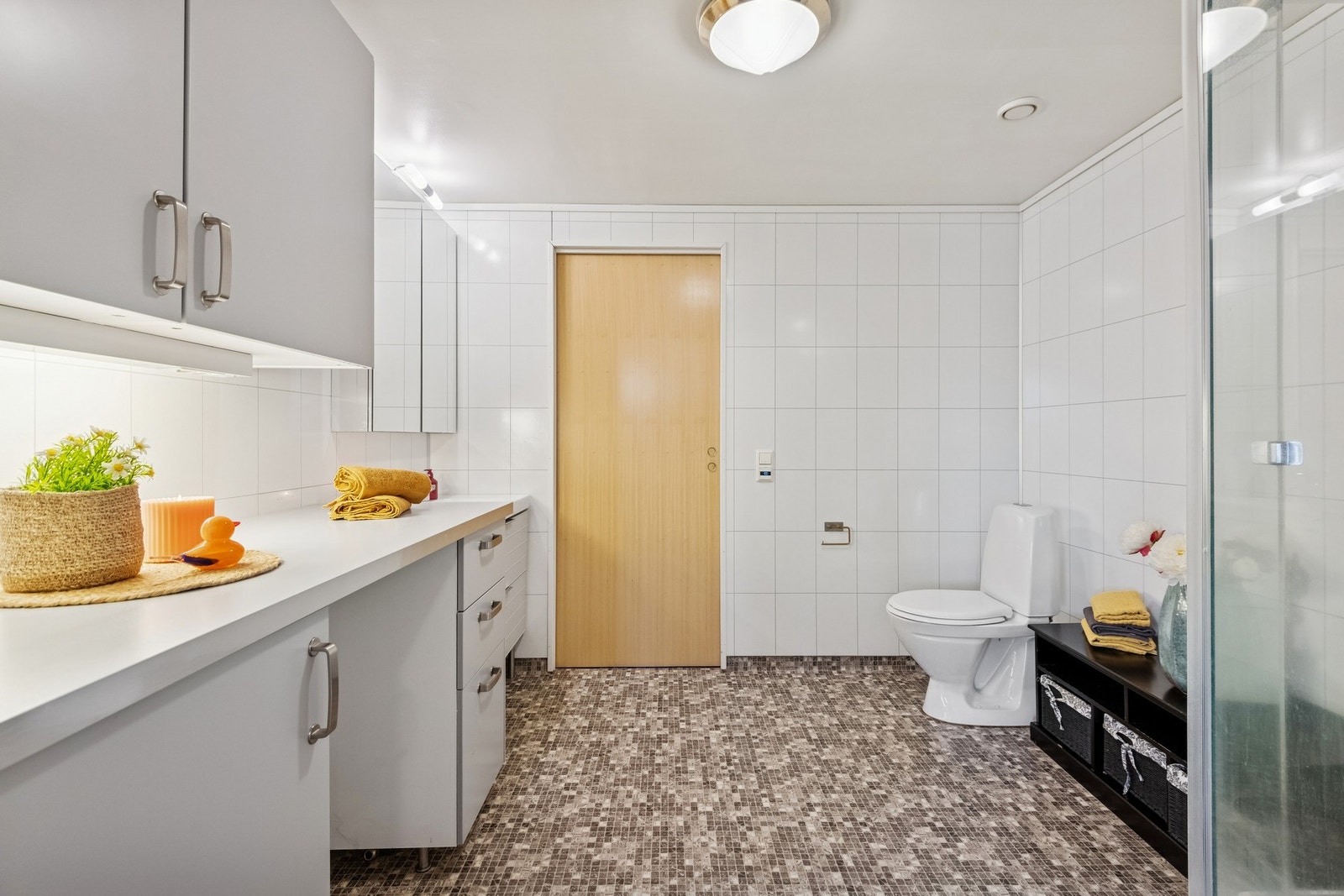 Pent og romslig bad med direkte adkomst til soverom og gang. Galleribilde