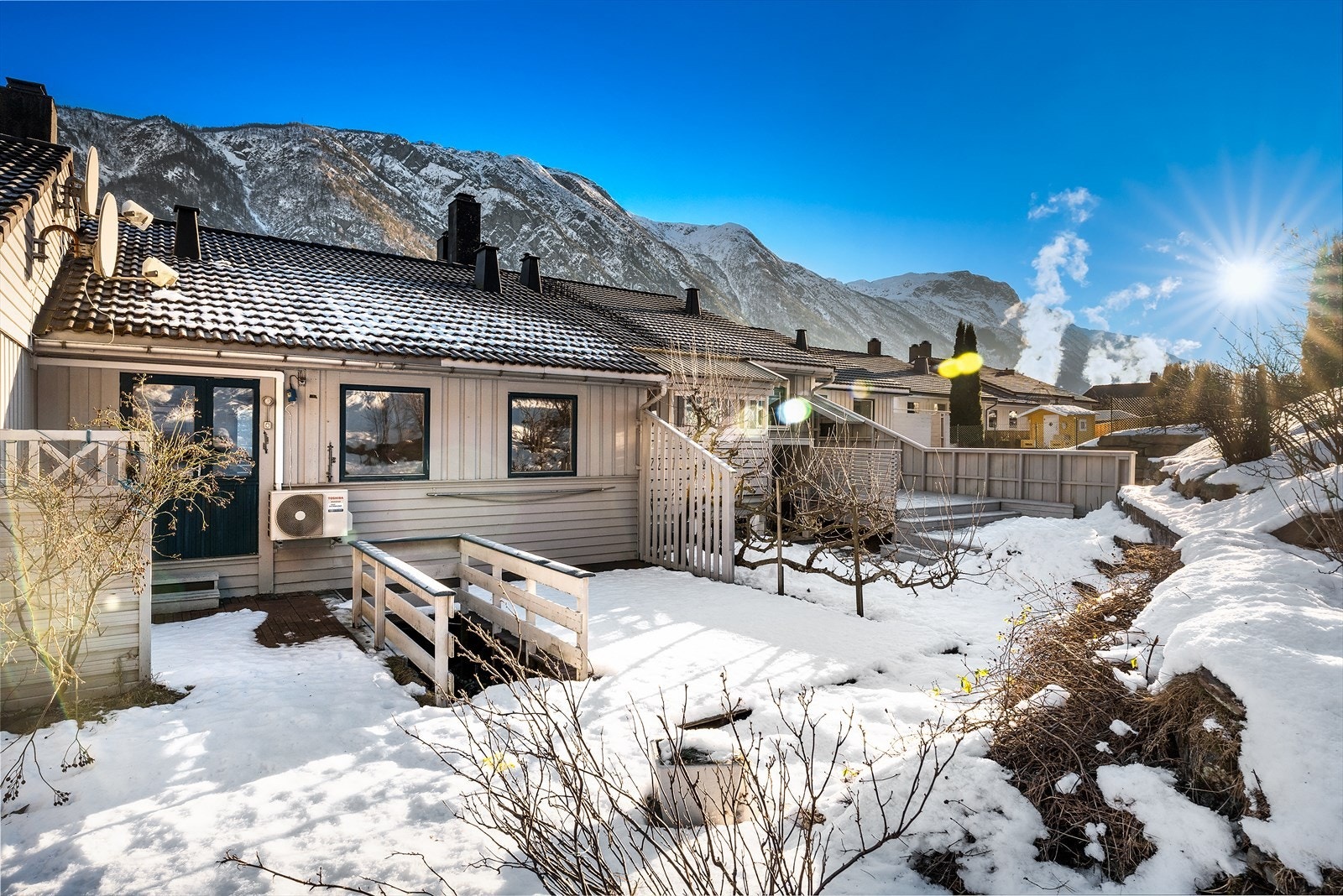 En perfekt beliggenhet dersom man ønsker å bo utenfor sentrum, men samtidig ha kort vei til de ulike servicetilbudene. Galleribilde