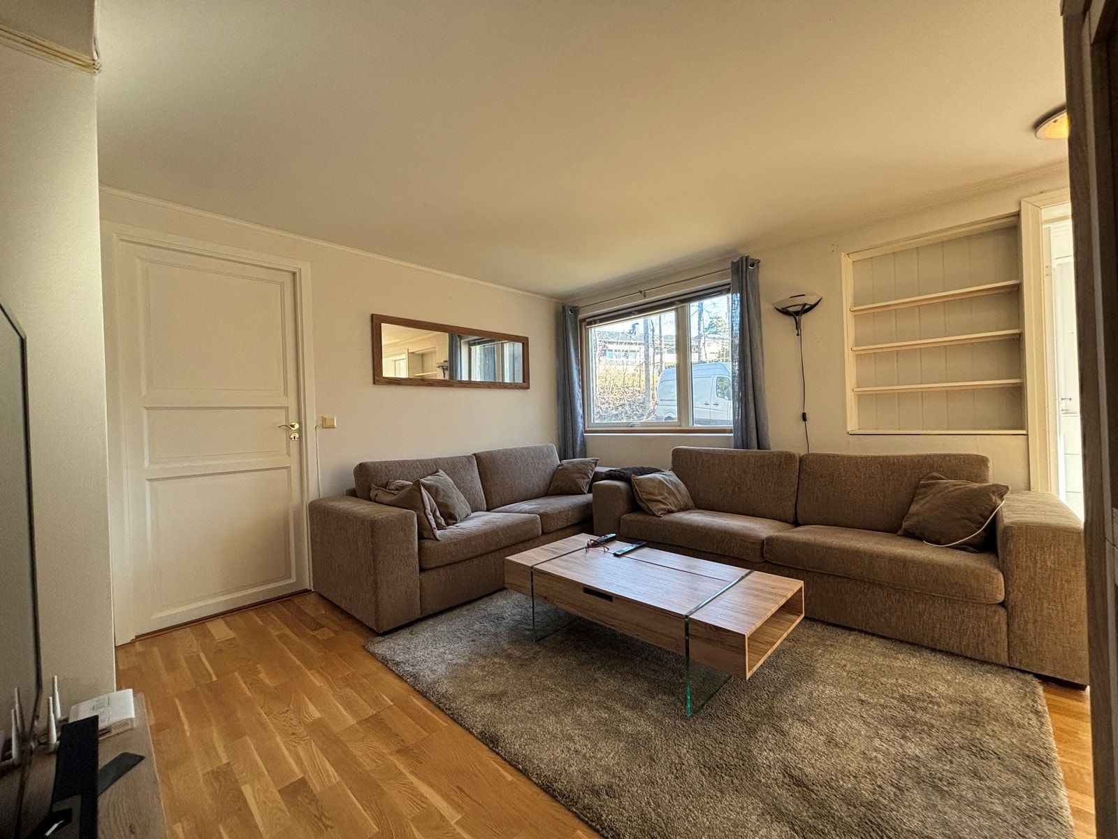 Det står i dag en sovesofa i stuen som kan medfølge om ønskelig Galleribilde