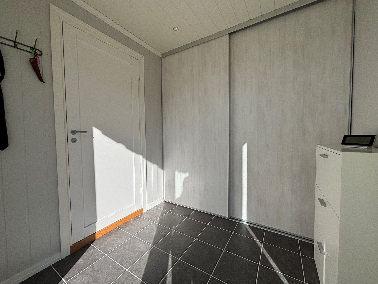 I gangen er det varmekabler i gulv og stor skyvedørsgarderobe Galleribilde