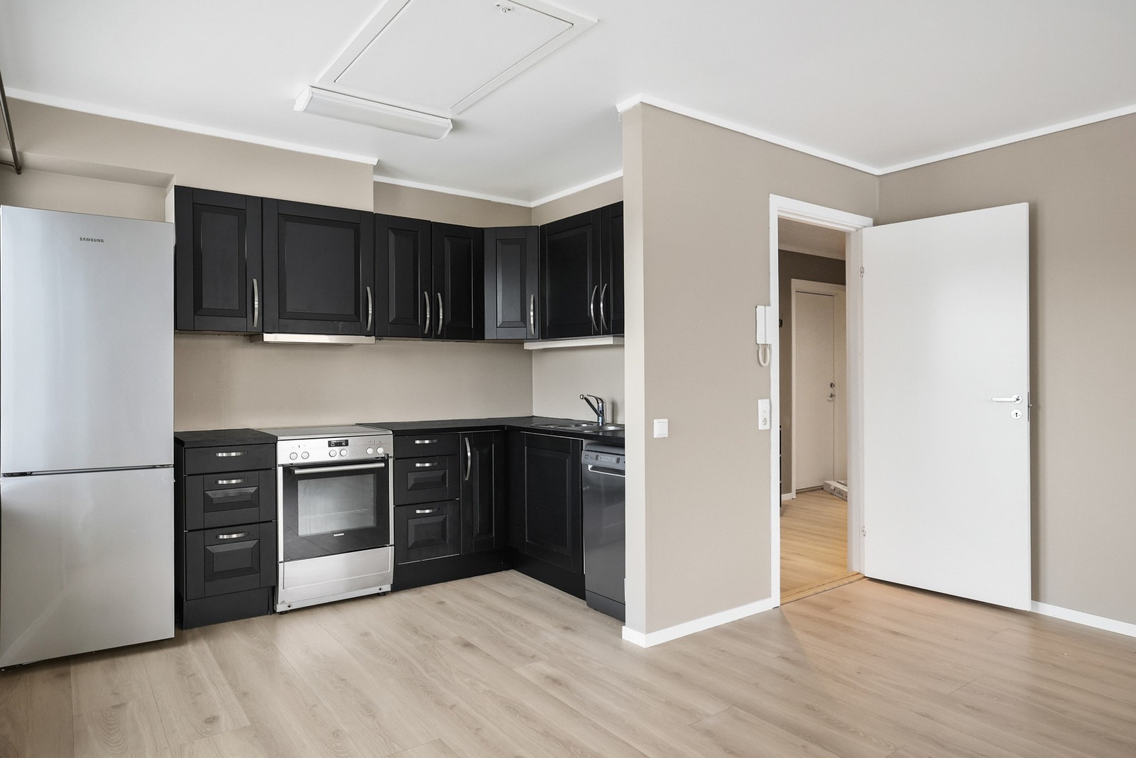 Innredningen har profilerte fronter og tilbyr rikelig med oppbevaringsplass i både over- og underskap, samt i skuffer. Galleribilde