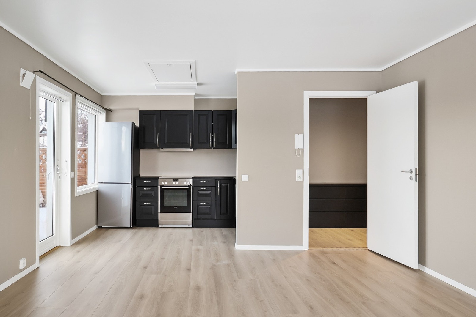 Leiligheten har en lys og tiltalende stue i en åpen løsning med kjøkkenet. Galleribilde