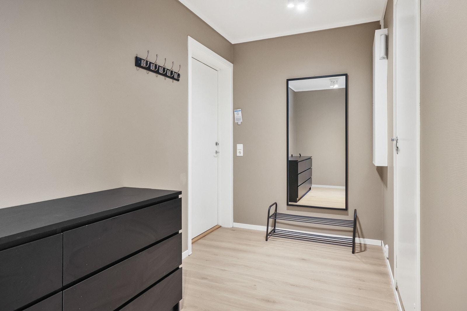 Her er det gode muligheter for oppbevaring av yttertøy og sko. Galleribilde