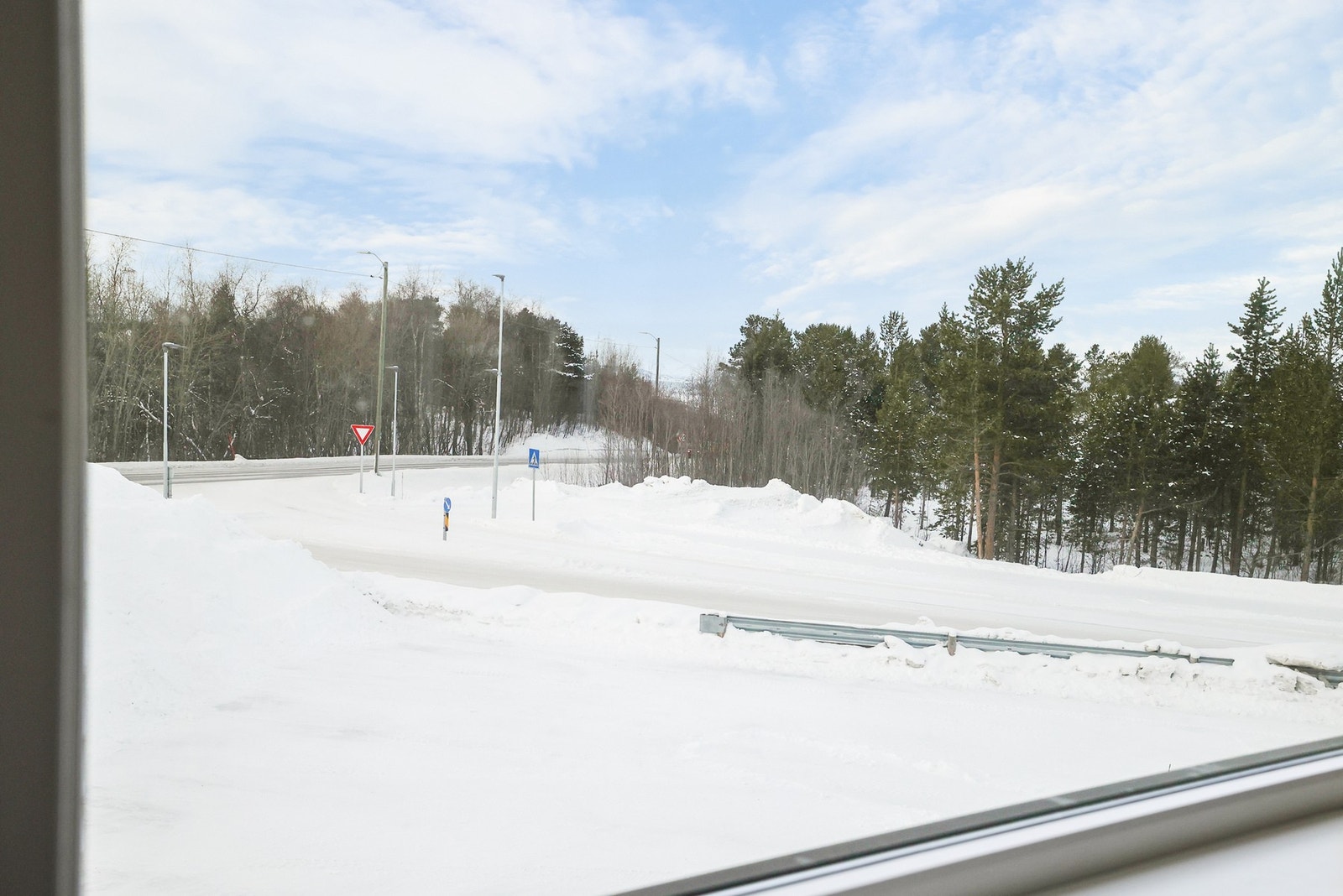 Fra stuen er det direkte utgang til en vestvendt balkong med gode solforhold. Galleribilde