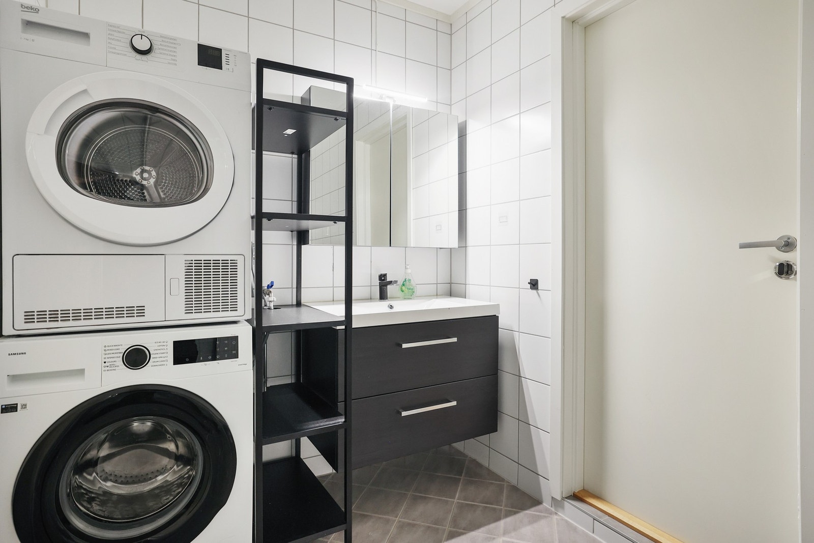 Boligen har et pent, flislagt baderom med behagelig gulvvarme som gir god komfort. Galleribilde