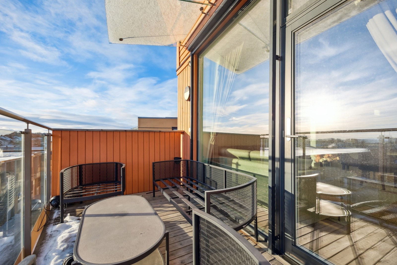 Balkongen gir en fin forlengelse av boligen og passer godt til både morgenkaffen og rolige ettermiddager. Galleribilde