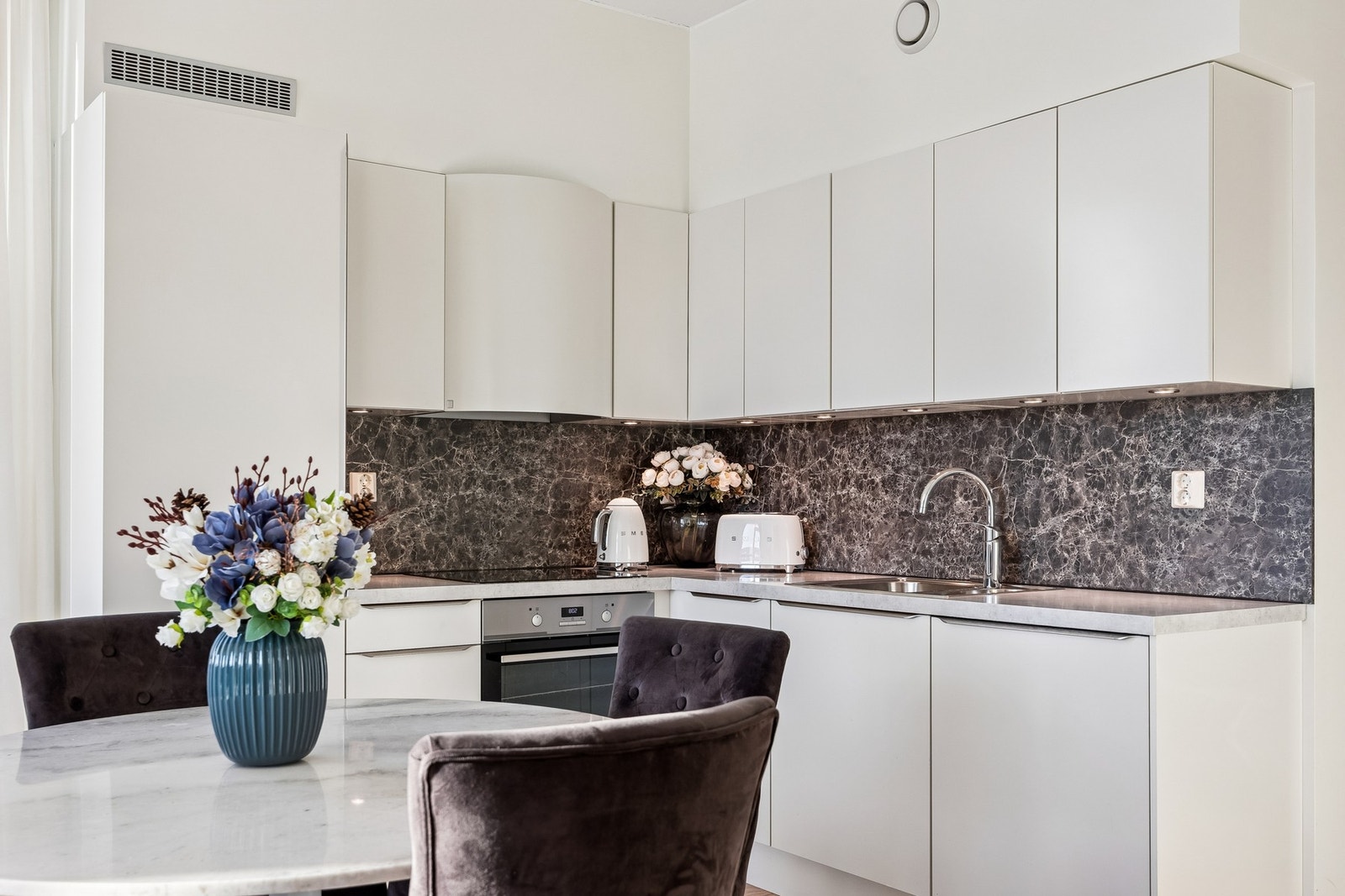 Kjøkkeninnredningen gir rikelig med skapplass. Galleribilde