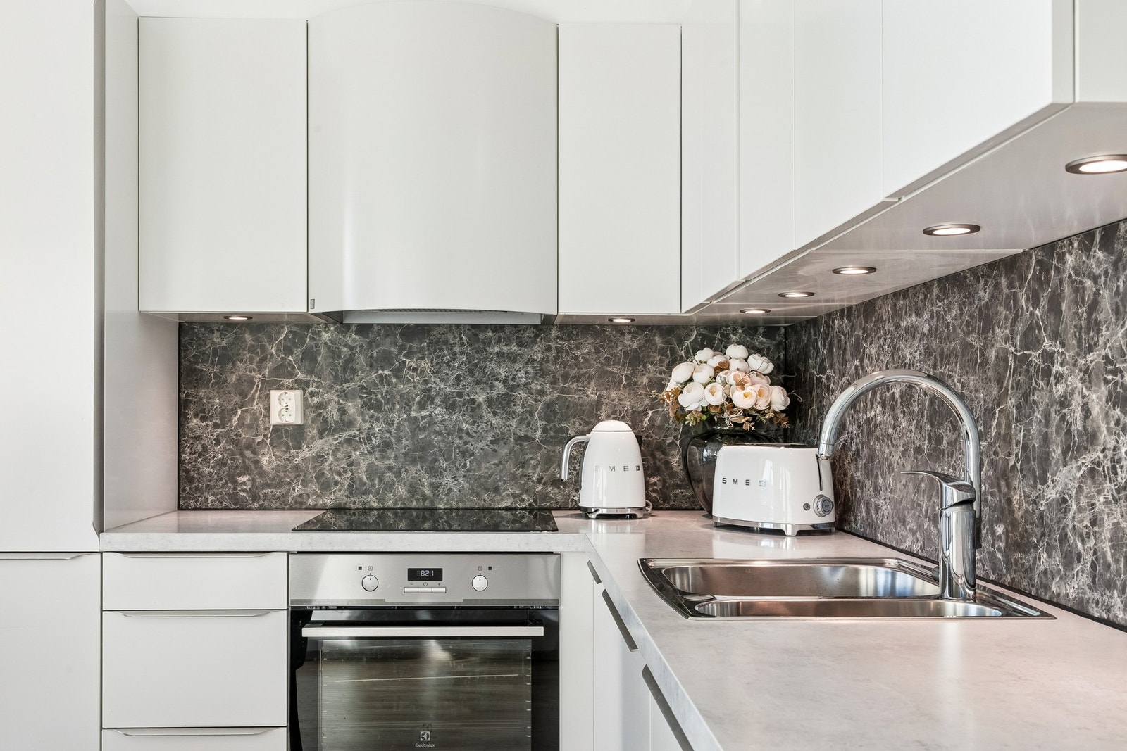 Kjøkkenet har integrerte hvitevarer og er utstyrt med kjøl/frys, oppvaskmaskin, komfyr og induksjonstopp. Galleribilde