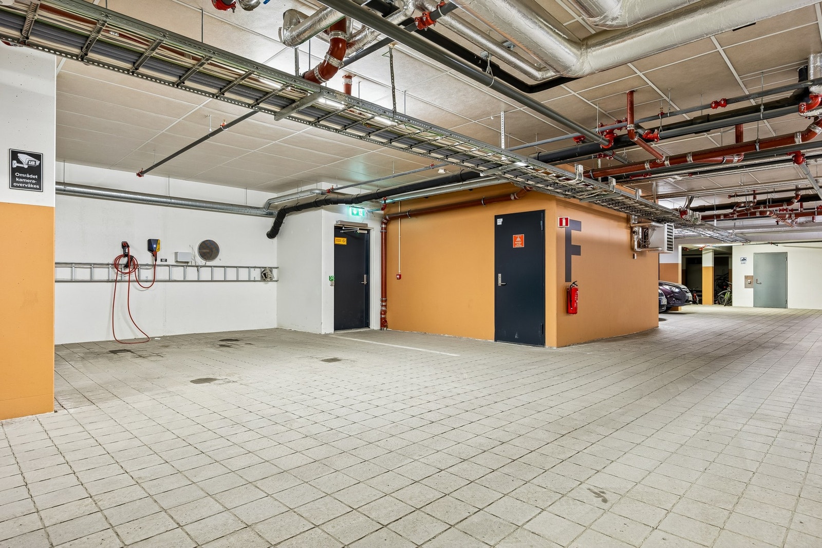 Leiligheten disponerer p-plass i kjeller. Galleribilde