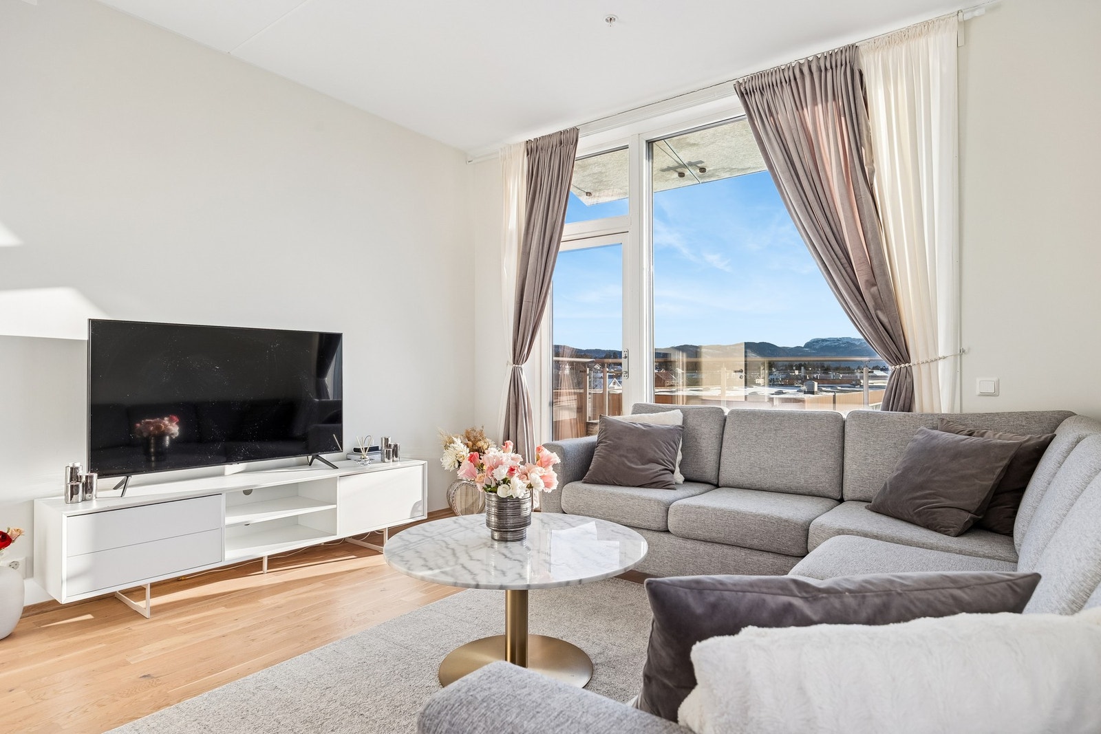 Stuen oppleves som lys og luftig. Store vindusflater gir godt med naturlig lysinnslipp. Galleribilde