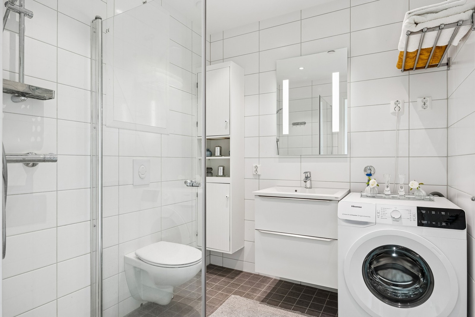 Pent og funksjonelt bad med moderne uttrykk og praktiske løsninger. Galleribilde