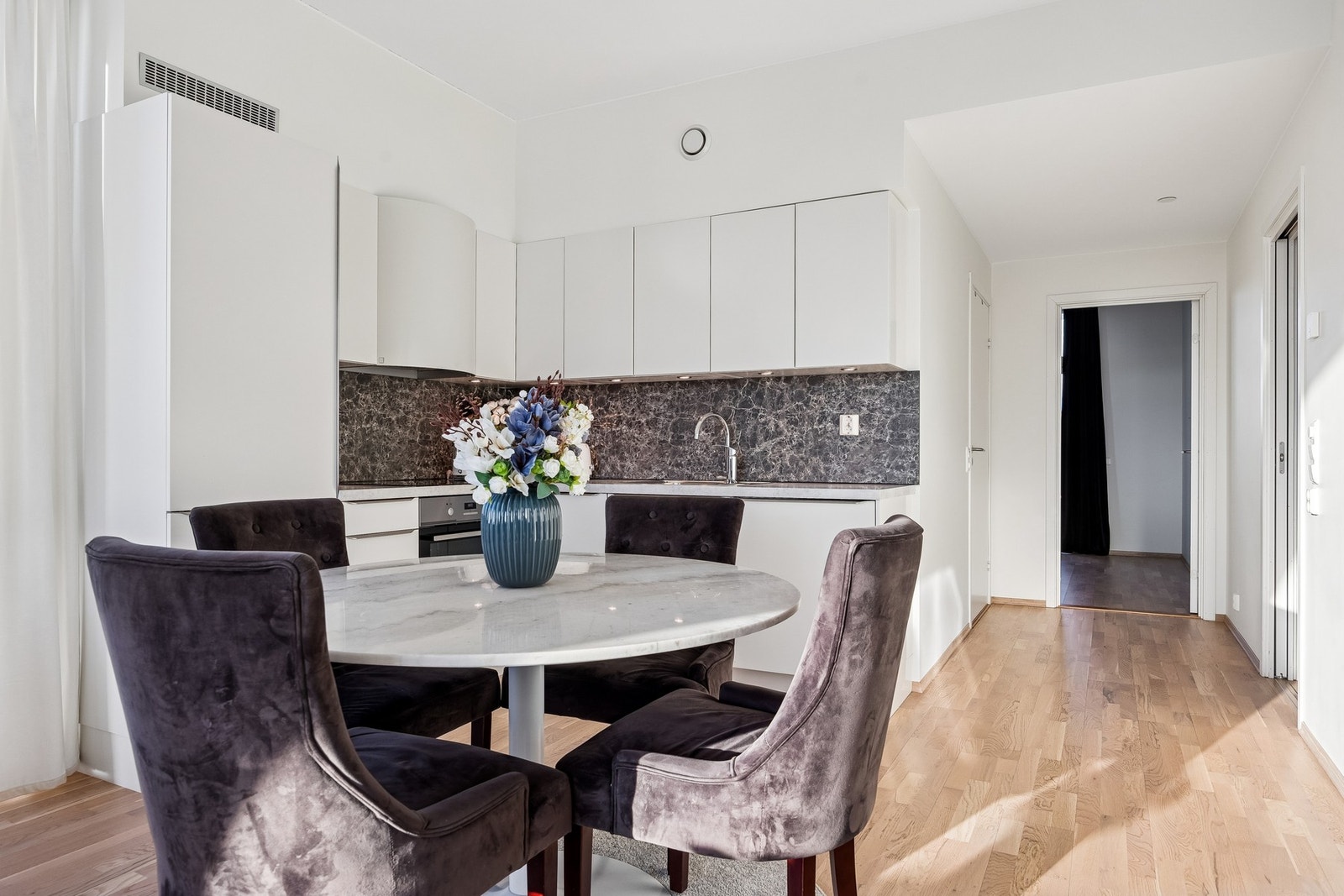 Stuen har en sosial planløsning som skaper naturlig plass til en spisegruppe. Galleribilde