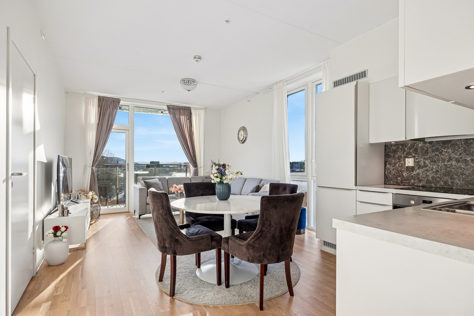 Det er 2 balkonger med utgang fra stuen og største soverom. Galleribilde