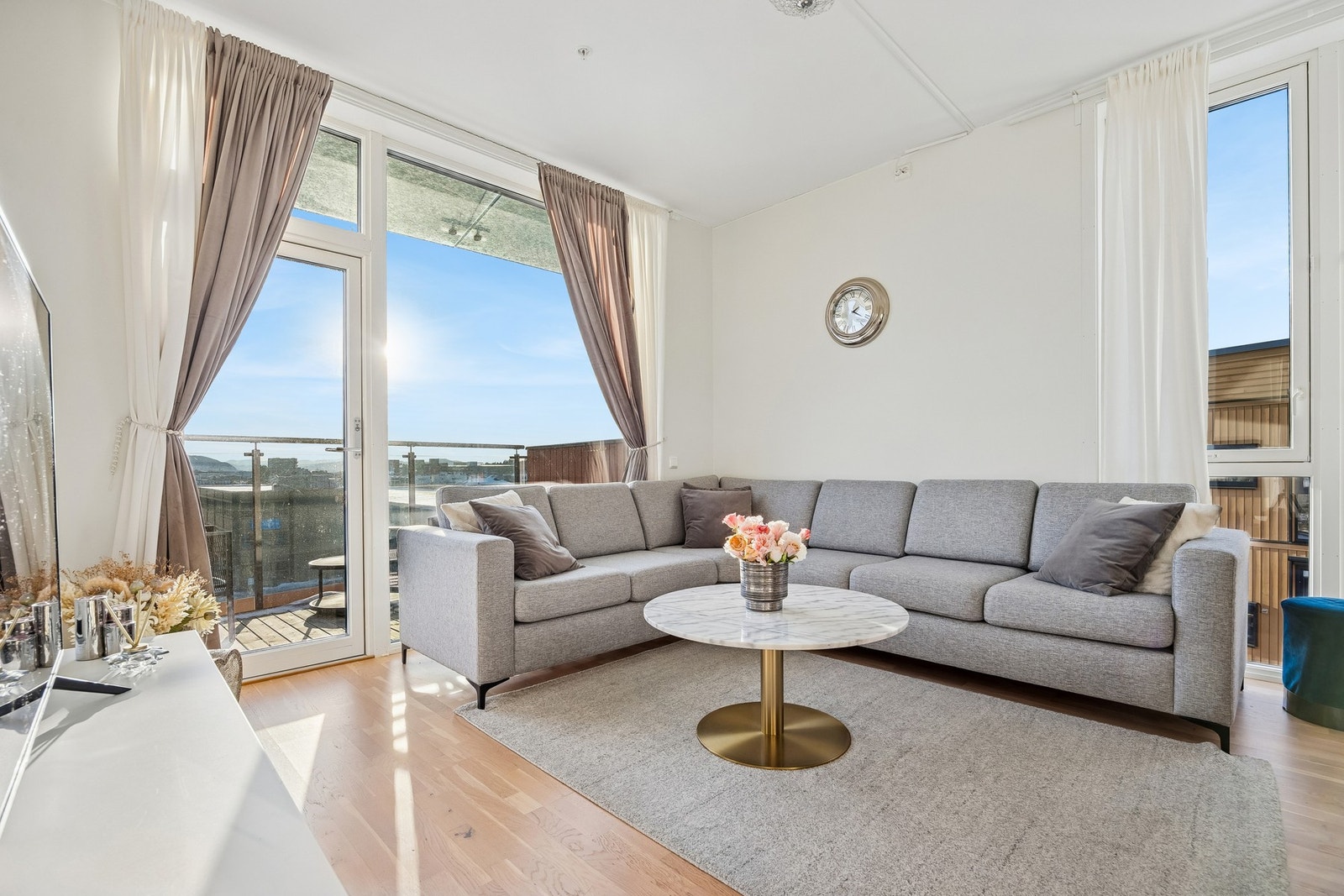 Det er god plass til sofa med tilhørende møblement. Galleribilde