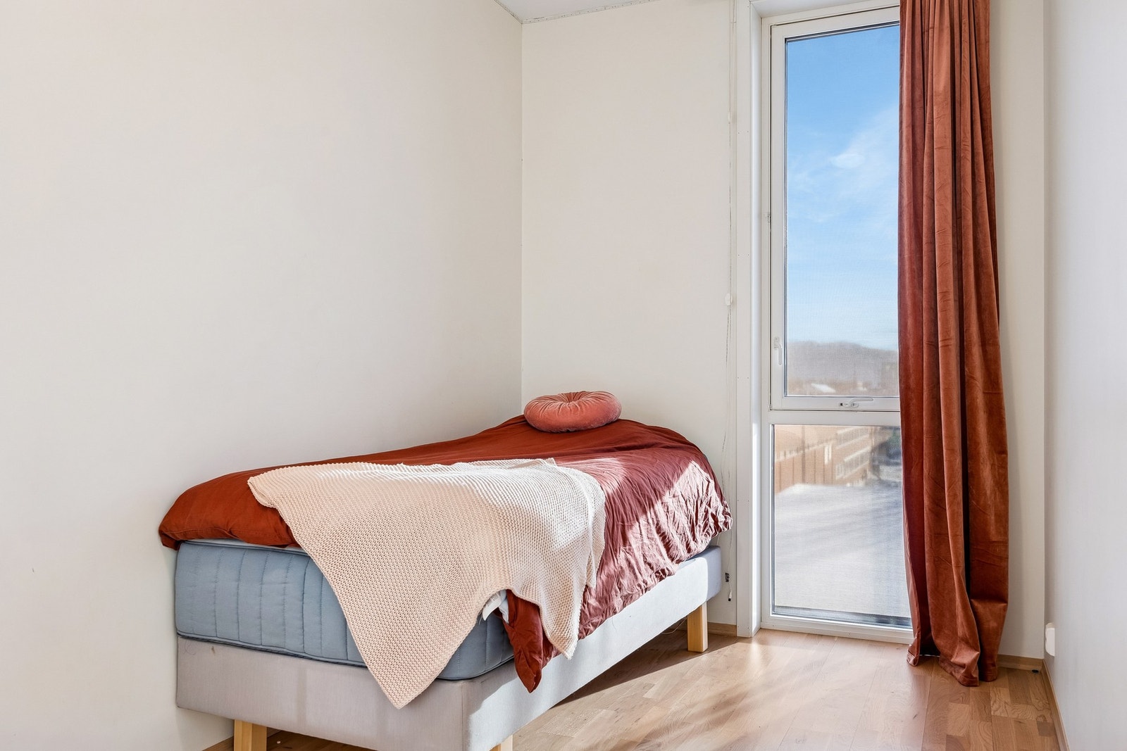 Lyst og fint soverom som egner seg godt som barnerom, gjesterom eller hjemmekontor etter behov. Galleribilde