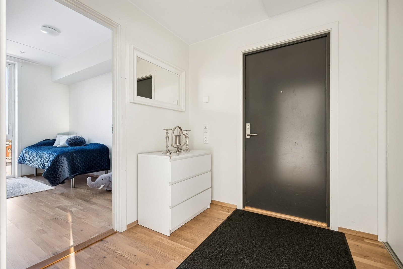 Lys og fin entré med god plass til oppbevaring og møblement. Galleribilde