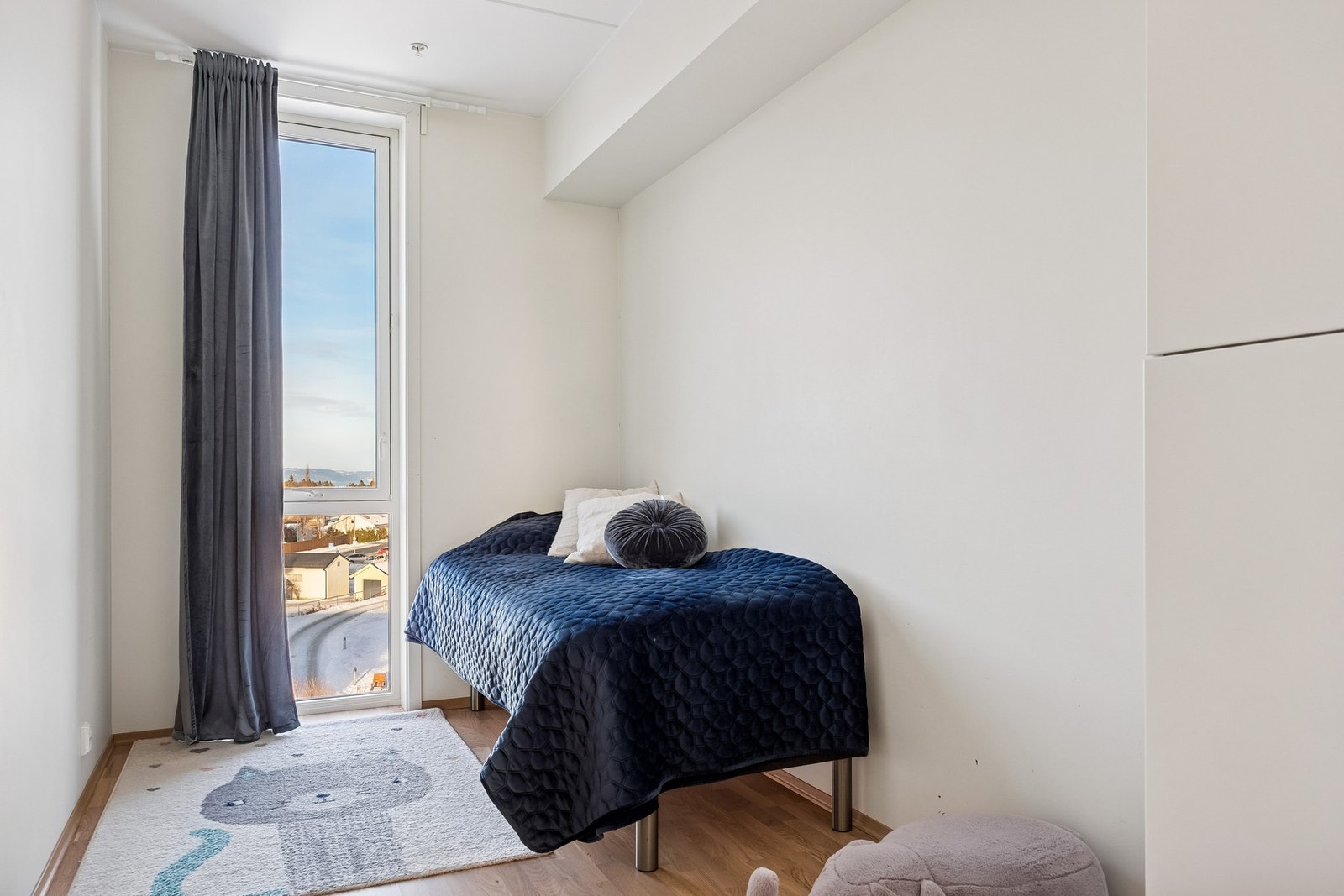 Lyst og fint soverom, kan enkelt møbleres etter ønske og behov. Galleribilde