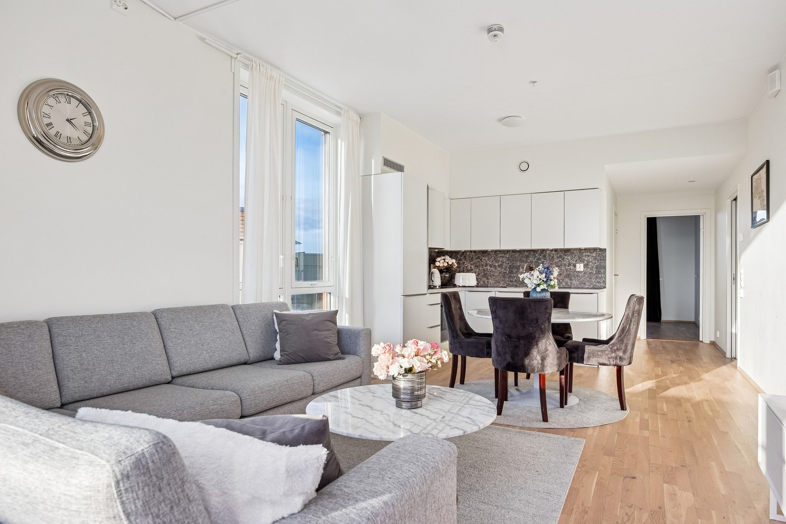 Stuen er malt i lyse farger med gode muligheter for å sette sitt personlig preg på leiligheten gjennom interiør. Galleribilde