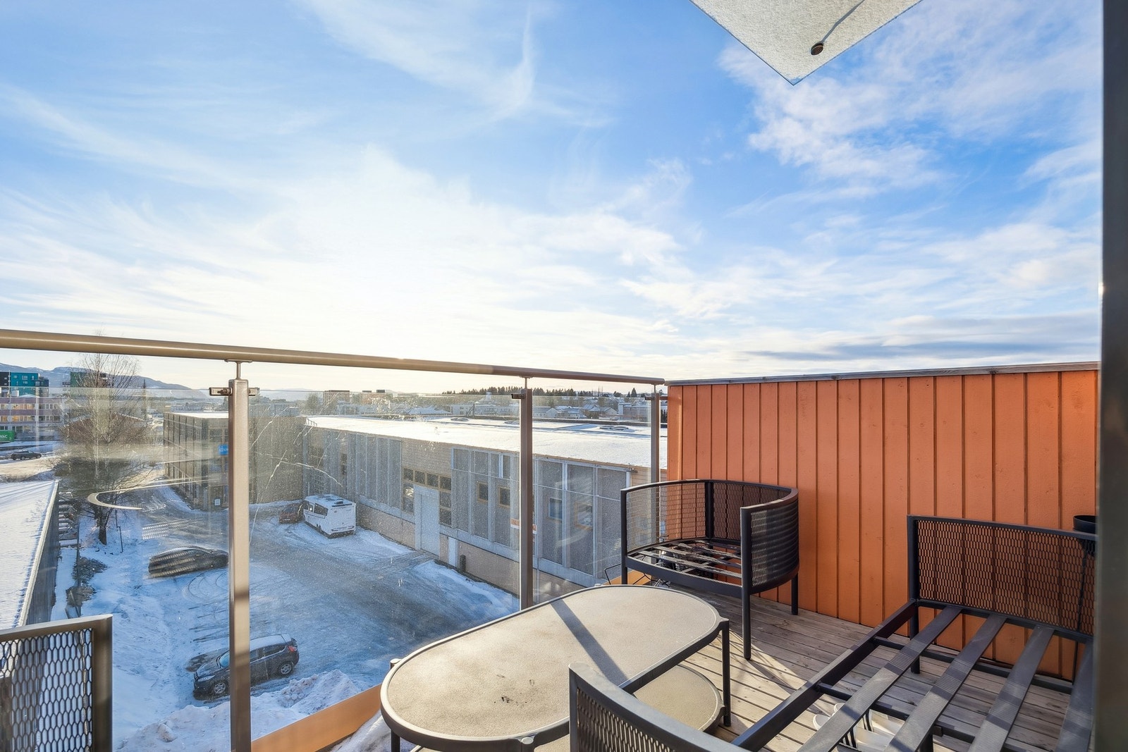 Hyggelig uteplass på balkong. Galleribilde