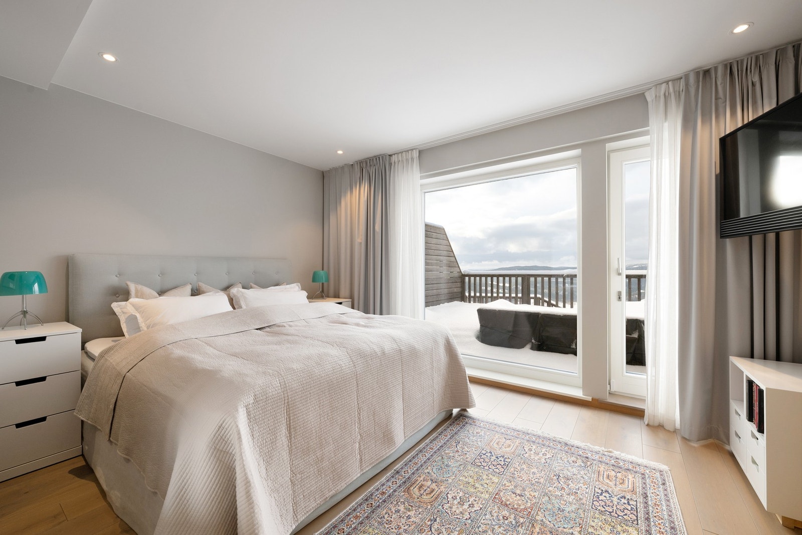 Hovedsoverommet er av god størrelse og har god plass til dobbeltseng med tilhørende møblement. Galleribilde