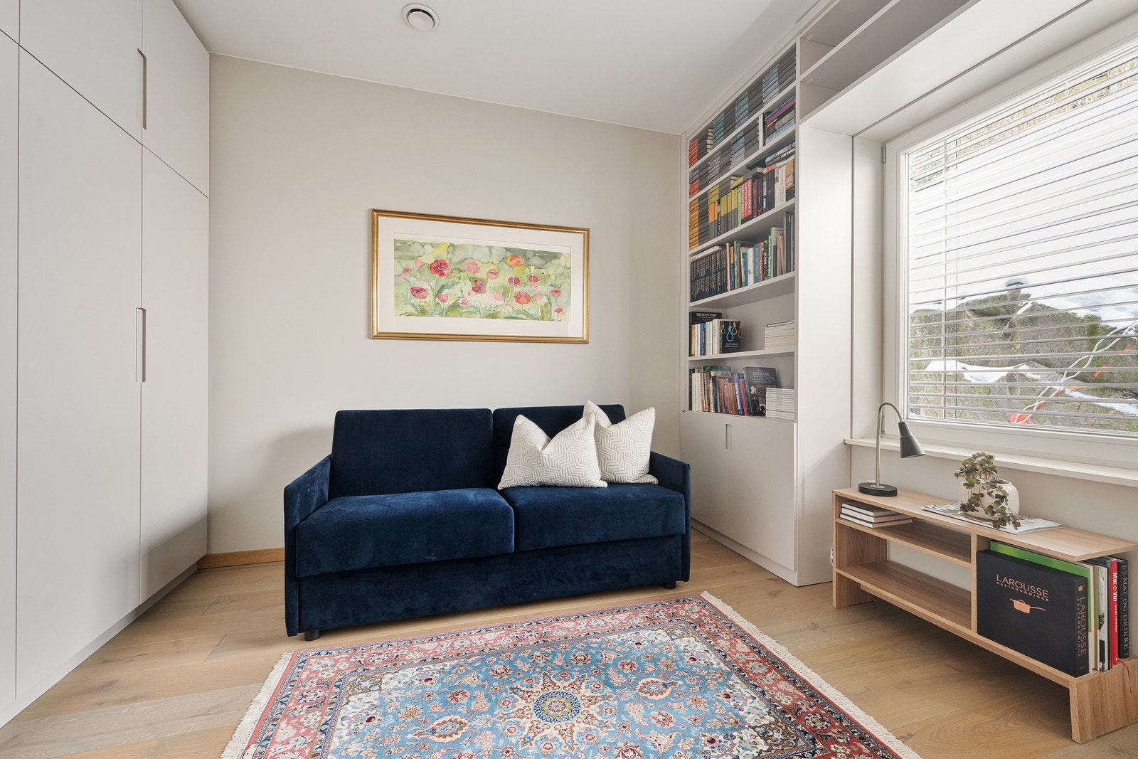 Det er plass til dobbeltseng med tilhørende møblement på alle rommene. Galleribilde