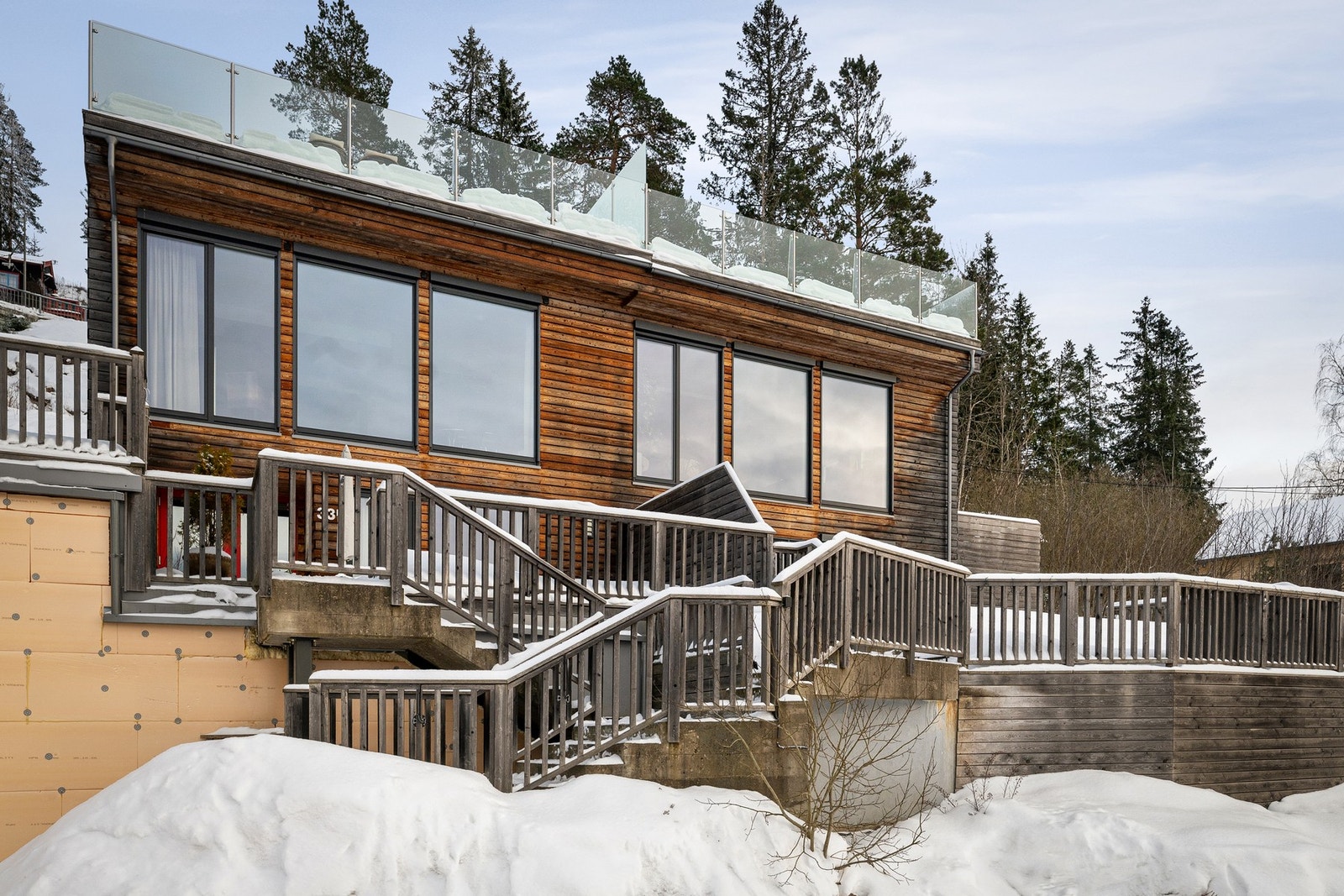 Her får du en sjelden kombinasjon av kvalitet, funksjonalitet og gode sol- og utsiktsforhold, med perfekt beliggenhet dersom du ønsker å kombinere storbyliv med skog og mark. Galleribilde