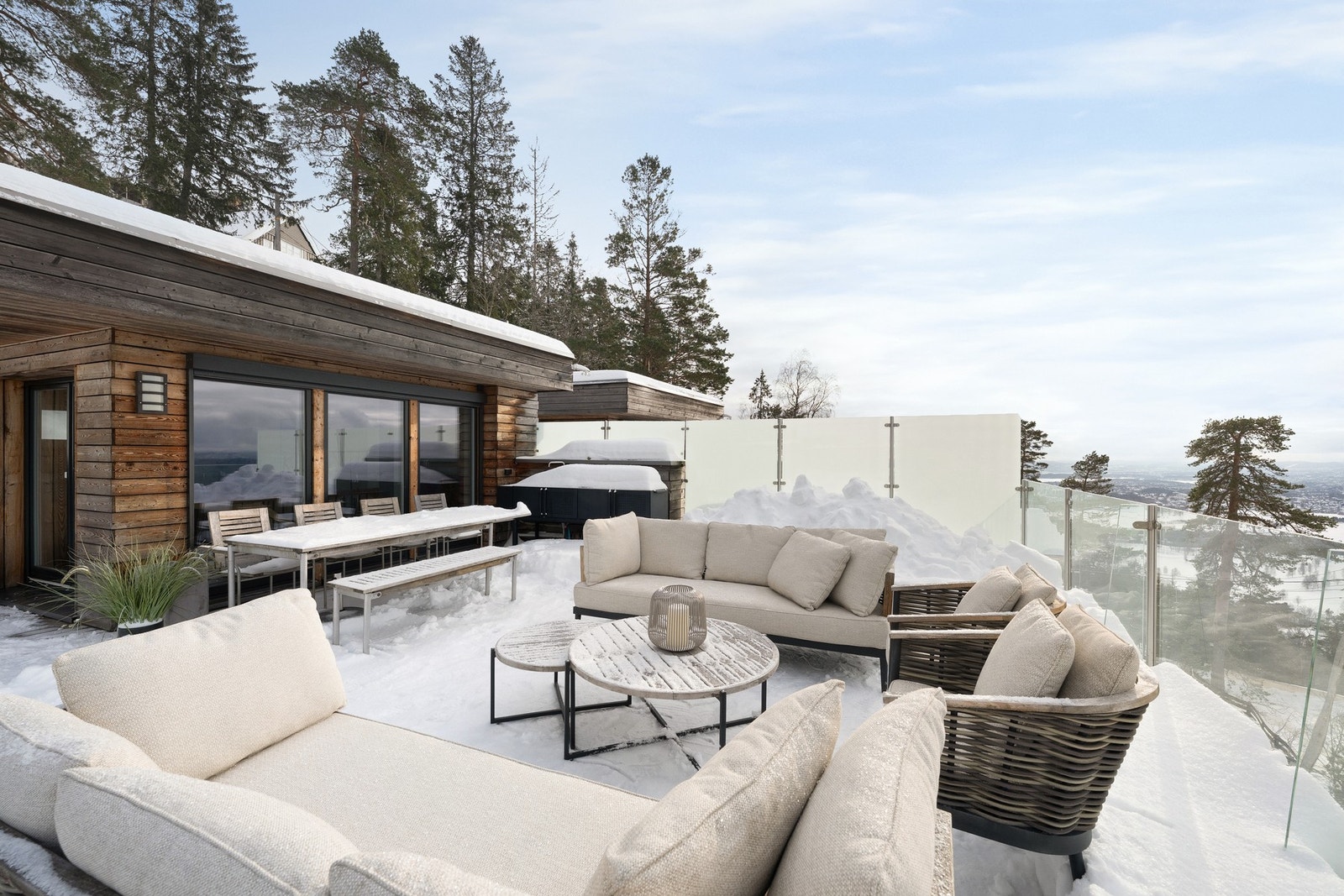 Boligen har en stor takterrasse ca 60m2 med utekjøkken med stor arbeidsflate i rustfritt stål, varmt/kaldtvann, stor grill fra Napoleon. Galleribilde