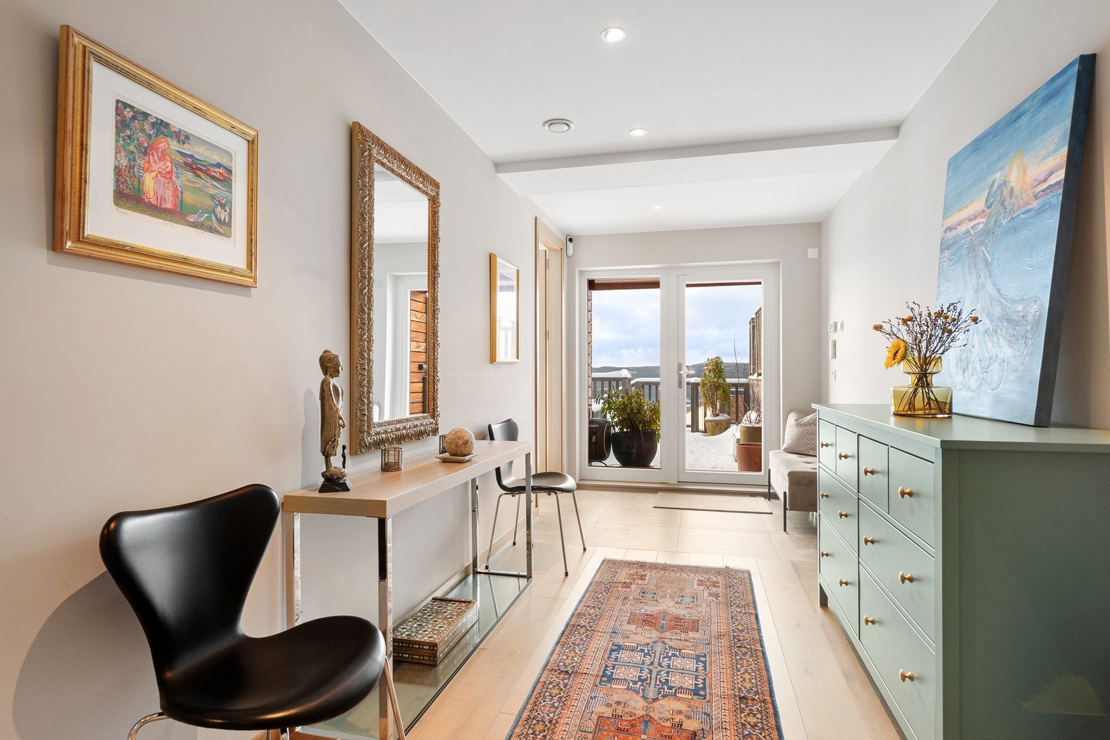 Boligen har en innbydende entré. Entréen har lysmalte veggflater og parkettgulv. Det er god plass til oppbevaring. Galleribilde