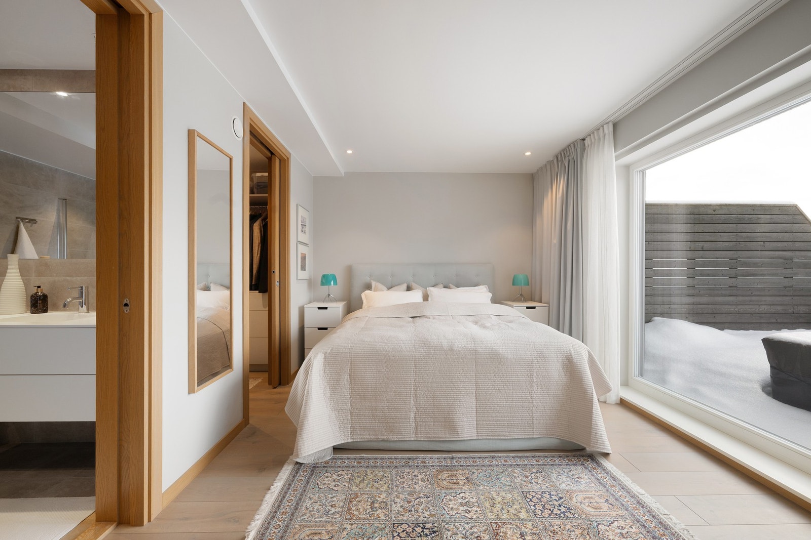 Fra hovedsoverommet er det trivelig utsyn mot boligens andre terrasse. Galleribilde