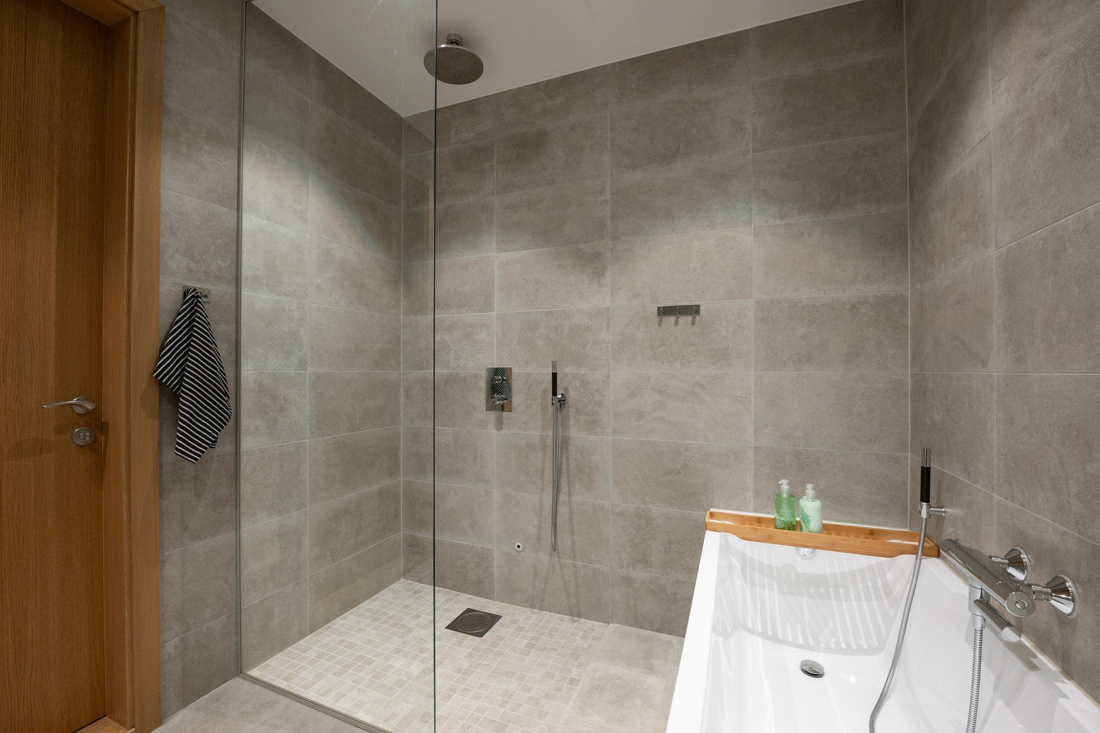 Dusjen har innfelte armaturer og er utstyrt med både regnfalls-/ og håndholdt dusj. Galleribilde