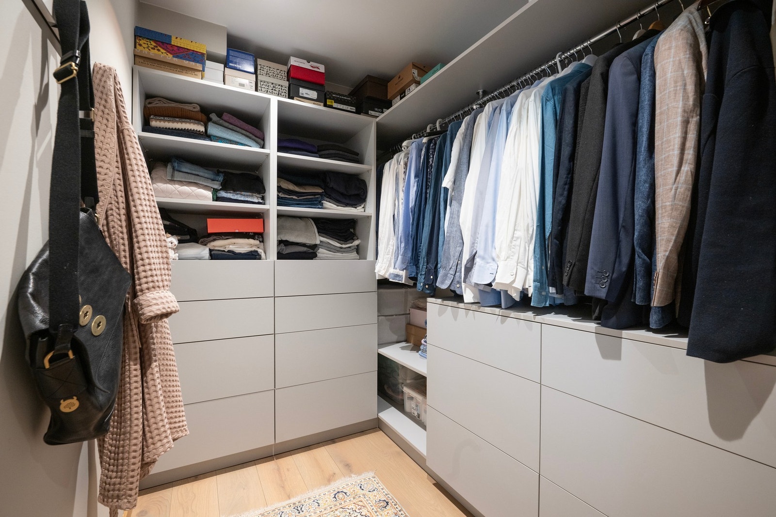 I walk-in closet kan klær ryddes pent bort. Galleribilde