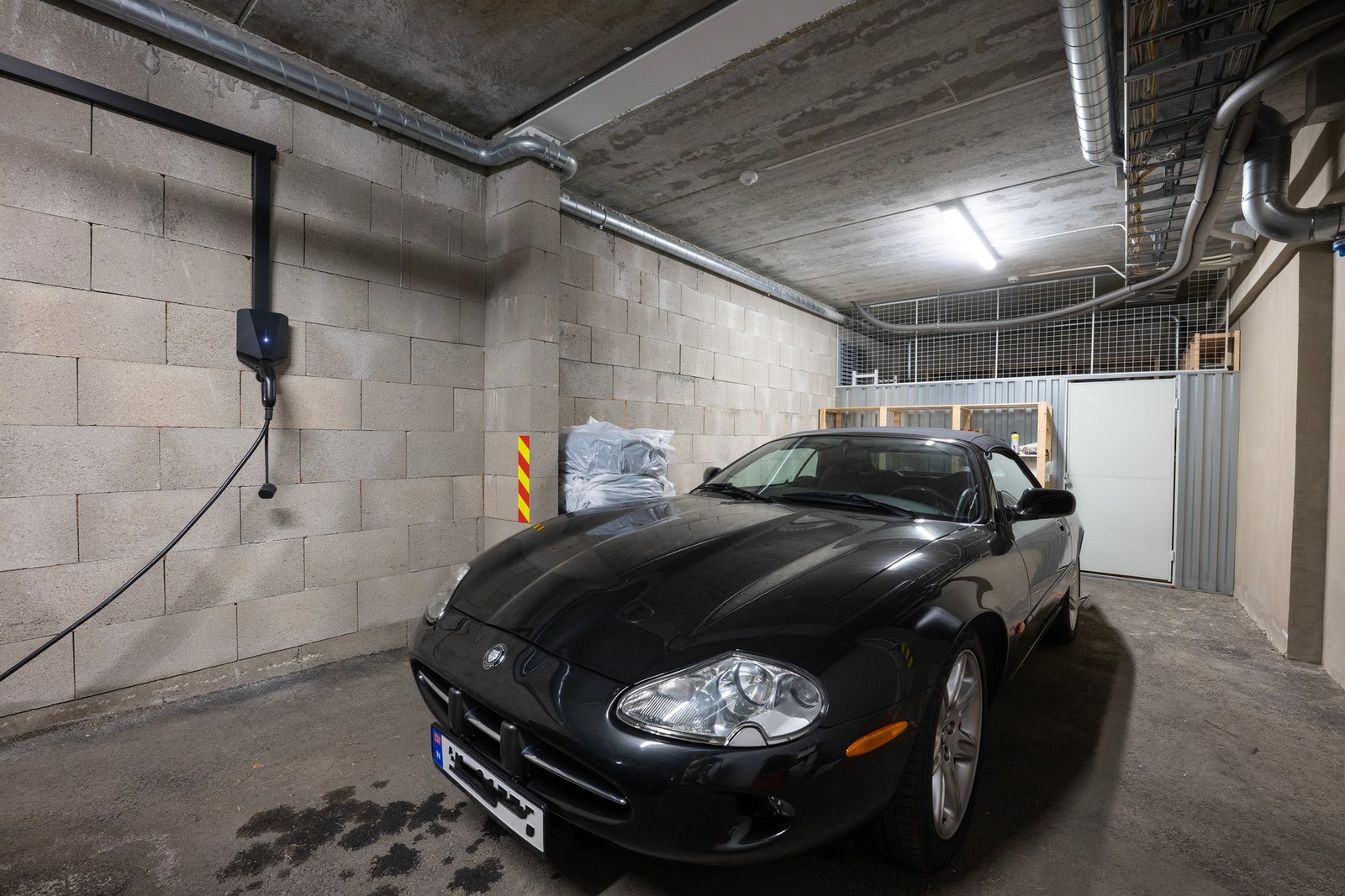 Boligen har direkte utgang til 2 parkeringsplasser i felles anlegg. Galleribilde