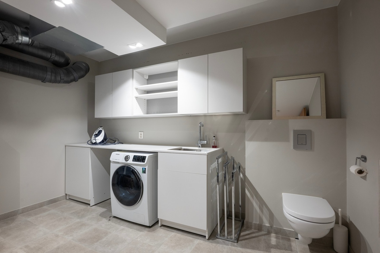 Vaskerommet har vegghengt toalett, og opplegg for vaskemaskin, samt rikelig med oppbevaringsplass. Galleribilde