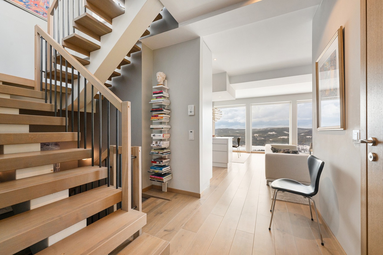 Gulvene er belagt med en-stavs parkett, og det er vannbåren varme i alle gulv. Galleribilde