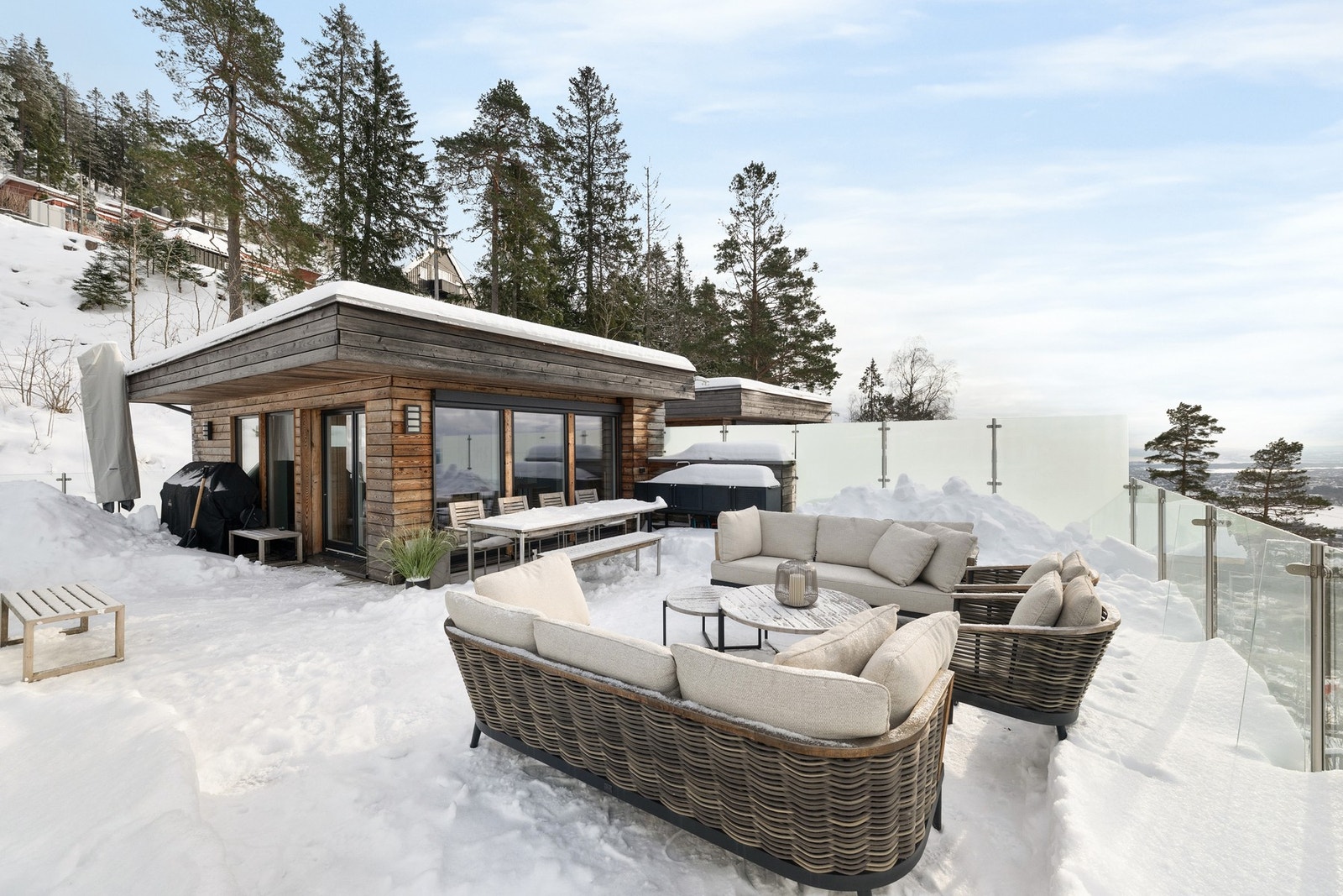 På takterrassen er det god plass til å møblere med både sittegruppe, og loungeområde. Galleribilde