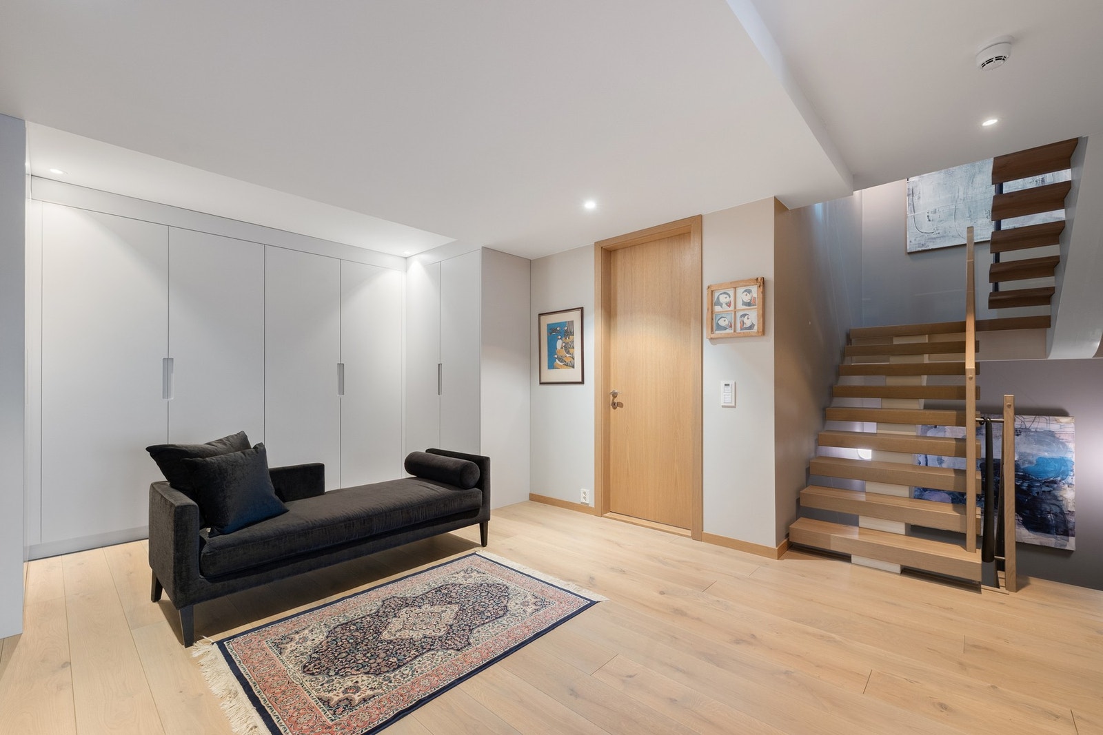 Boligens hall er tilknyttet entréen og har rikelig med oppbevaringsplass i plassbygd garderobeskap. Galleribilde