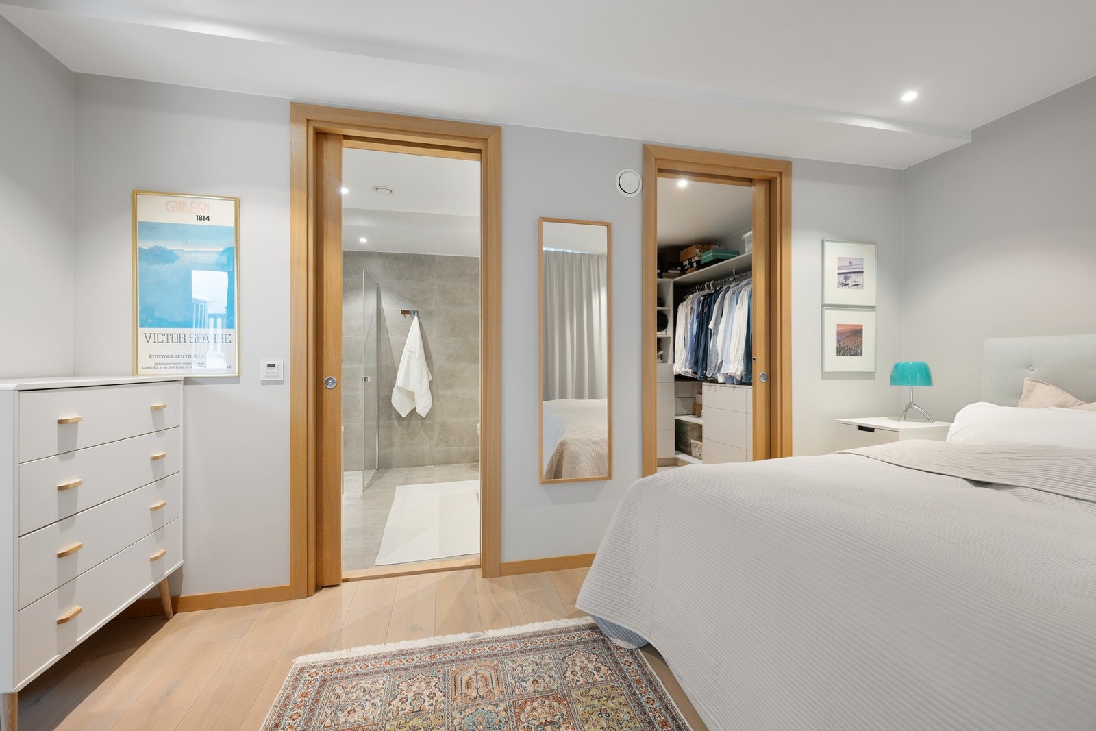 Rommet er tilknyttet hovedbad og walk-in closet. Galleribilde