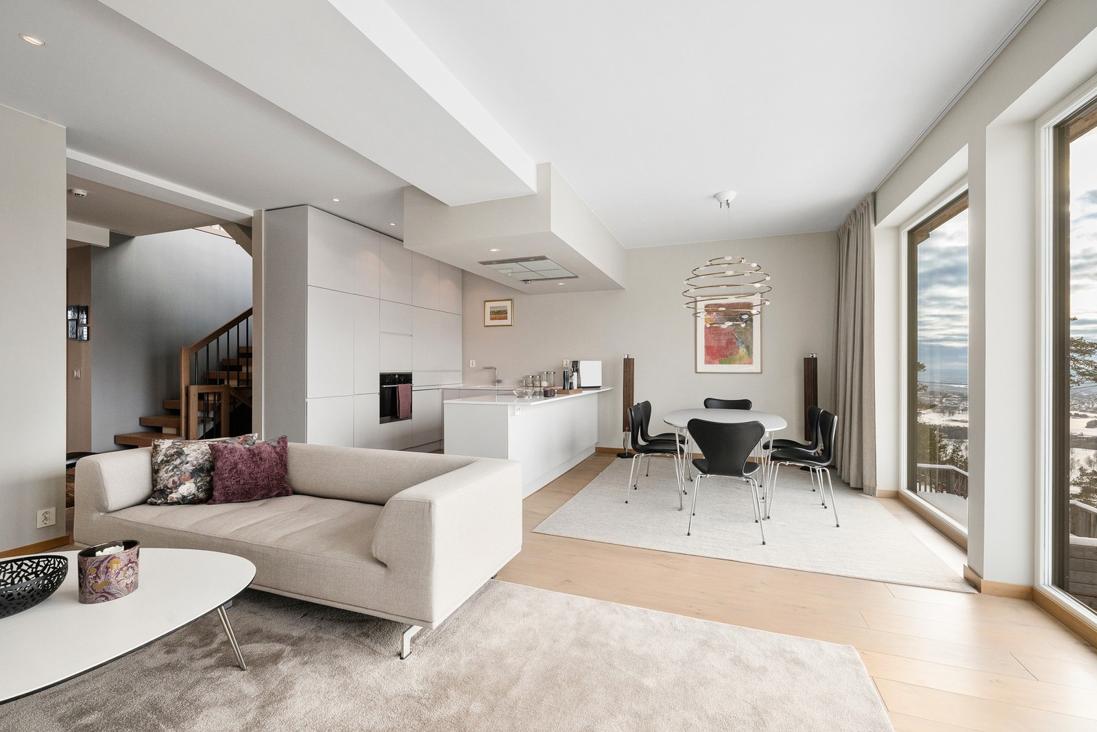 Stuen ligger i åpen løsning med kjøkkenet, og kan enkelt deles inn i naturlige soner. Galleribilde