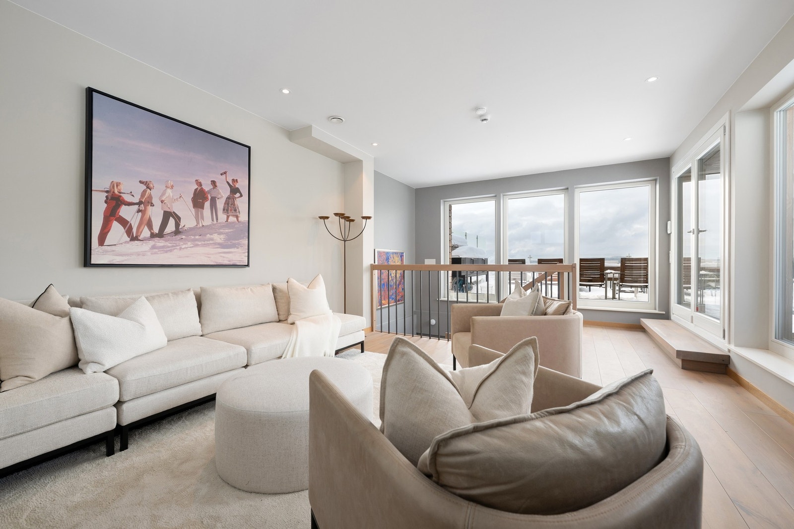 Stuen i 3 etasje er romslig med god plass til sofa med tilhørende møblement. Fra stuen er det direkte utgang til boligens takterrasse. Galleribilde