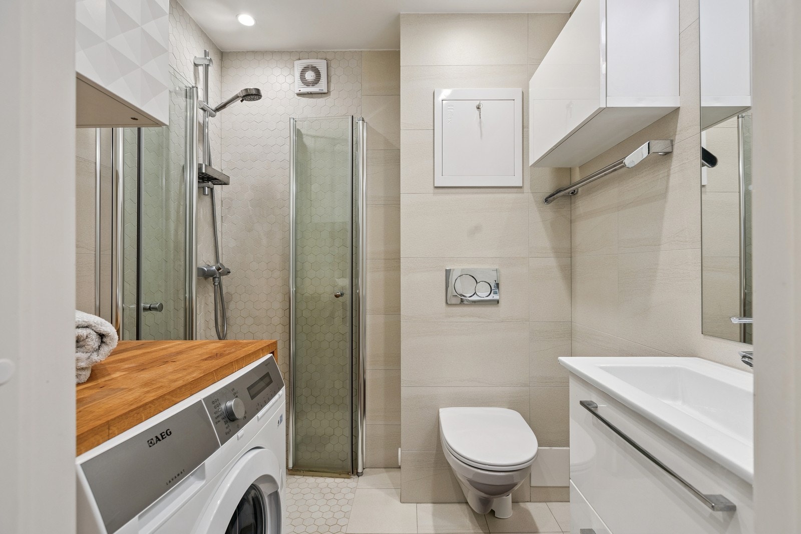 Pent flislagt bad. Galleribilde