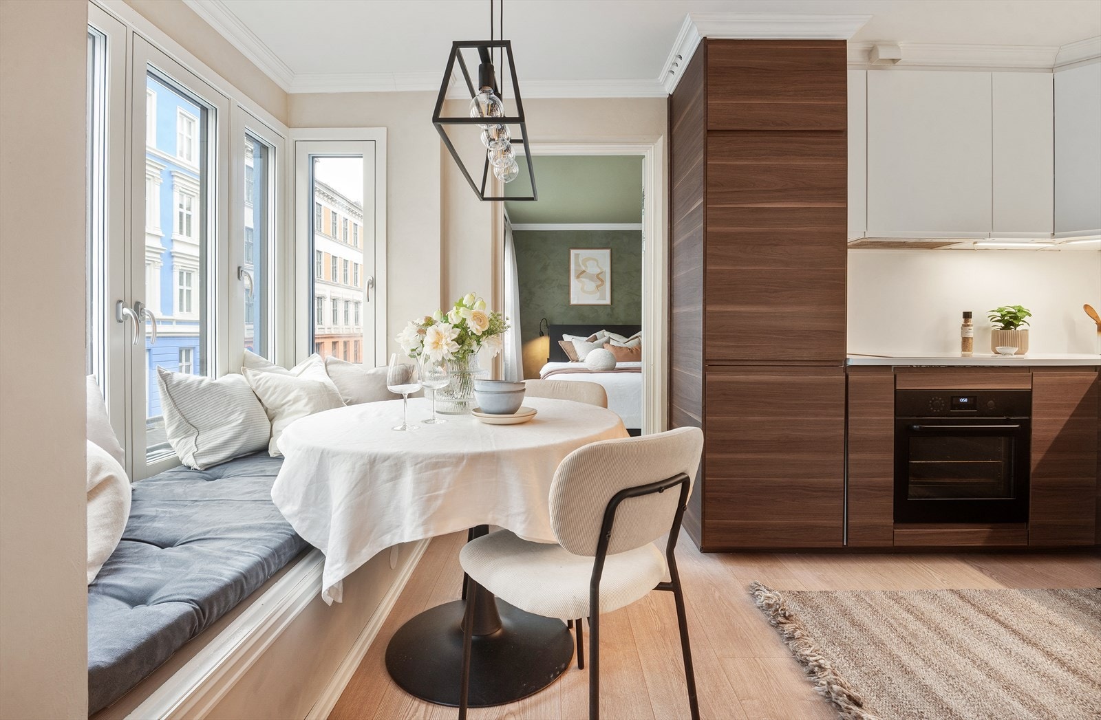 Kjøkkenet har en hyggelig spiseplass i et karnapp med plassbygget benk. Galleribilde