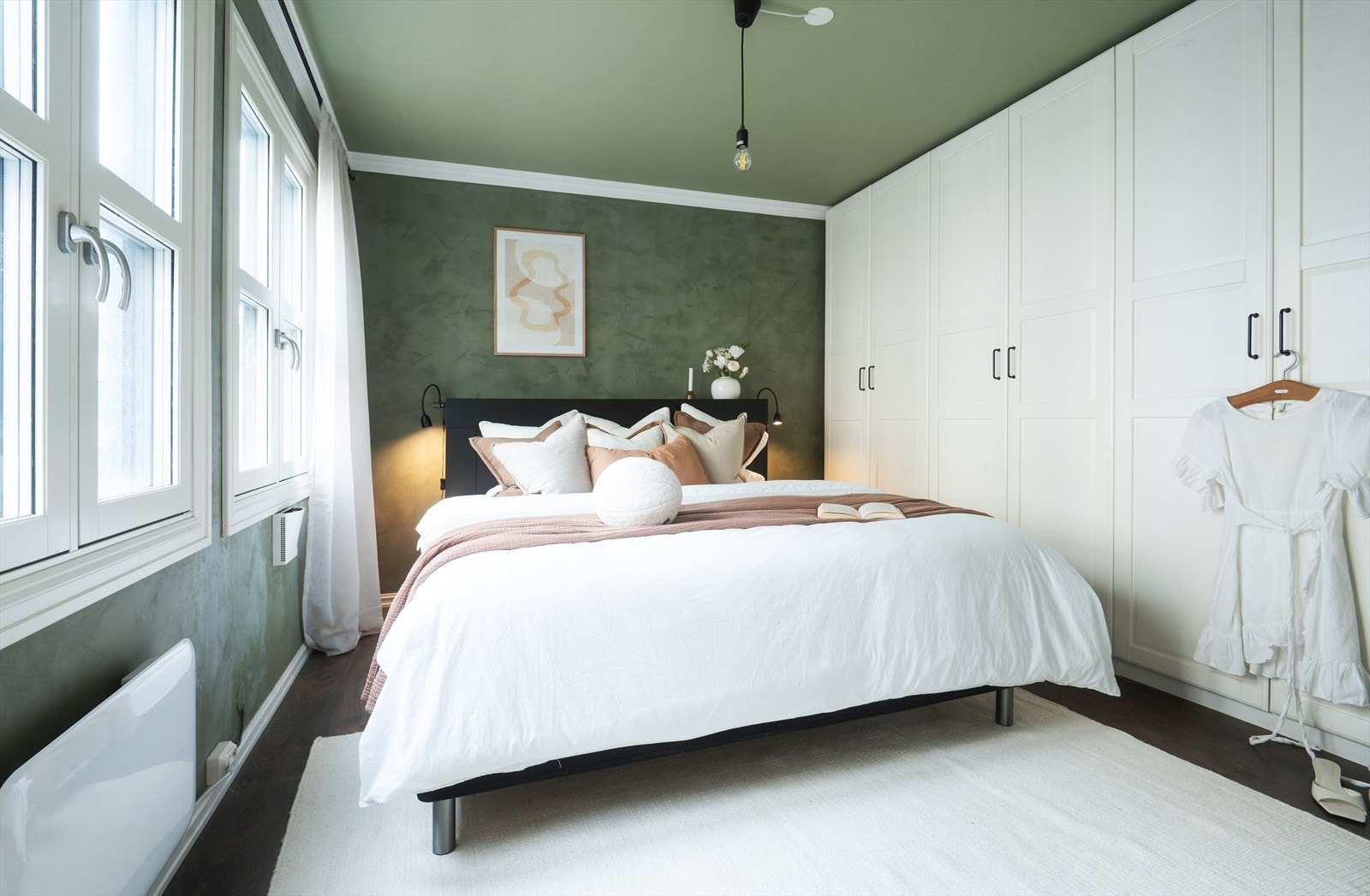 Hovedsoverommet har god plass til dobbeltseng og tilhørende møblement. Galleribilde