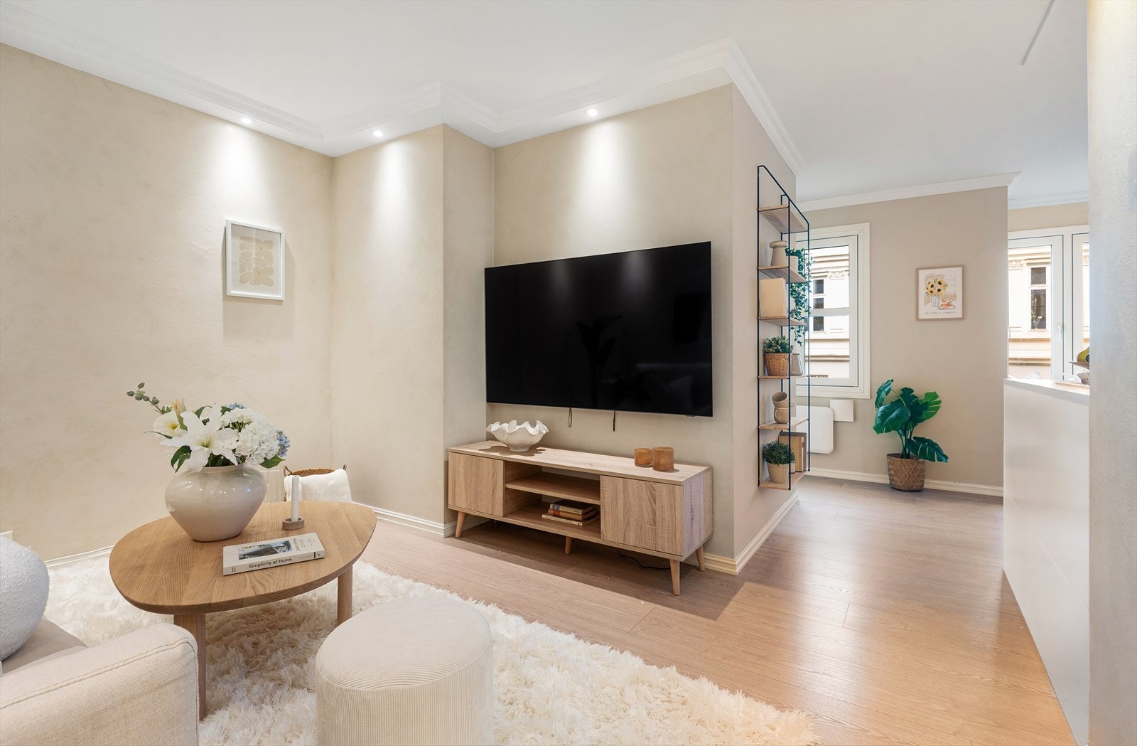 Gjennomgående laminatgulv og malte flater skaper et helhetlig inntrykk i leiligheten. Galleribilde