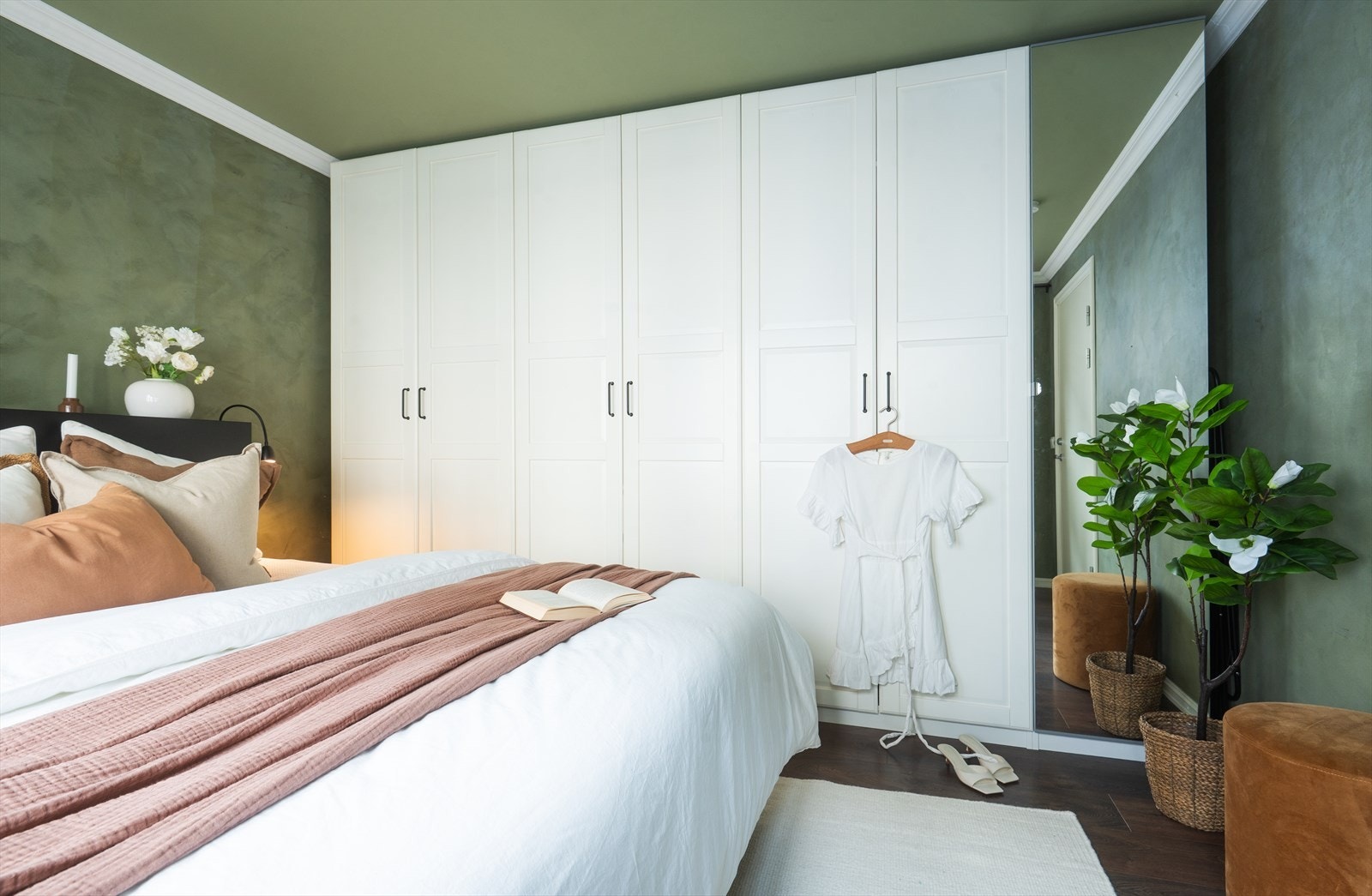 En hel garderobevegg gir rikelig med oppbevaringsplass. Galleribilde