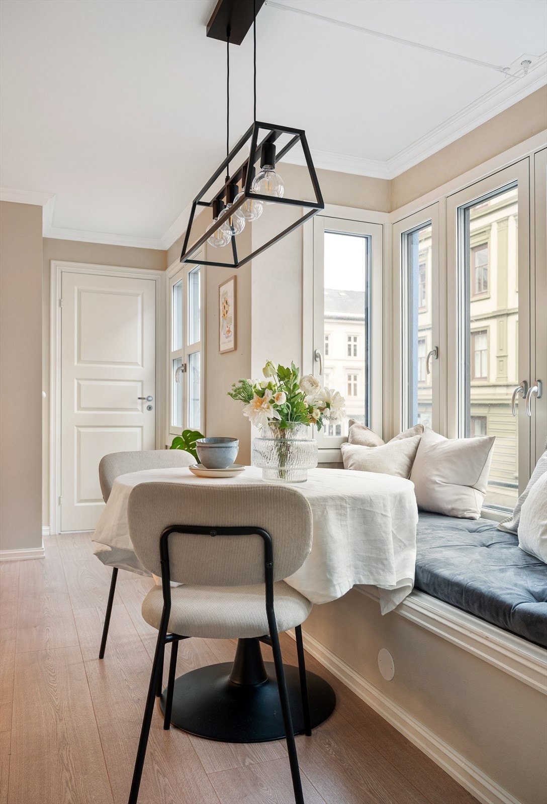 Fra spiseplassen er det inngang til det ene soverommet. Galleribilde